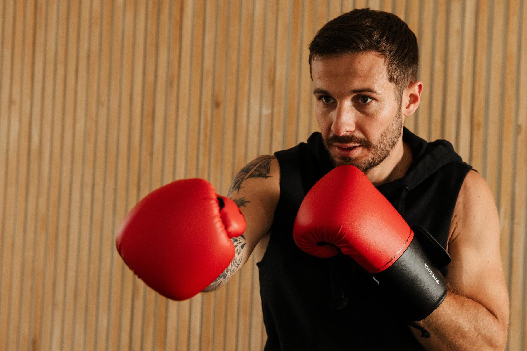 hombre practicando shadow boxing