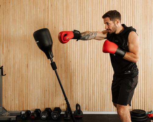 Mann boxt mit roten Boxhandschuhen