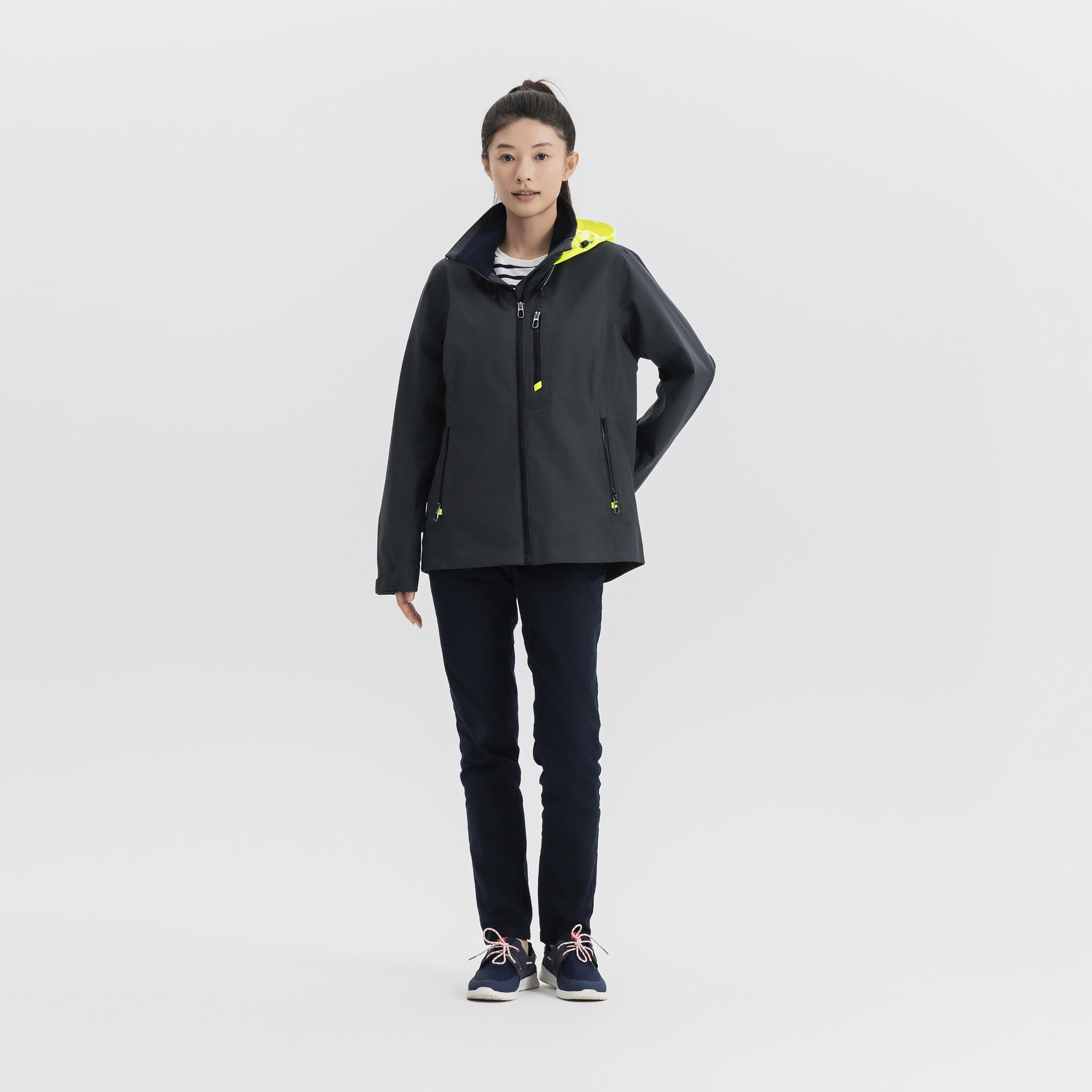 Veste imperméable coupe-vent de voile femme sailing 500 gris foncé capuche jaune 52/71