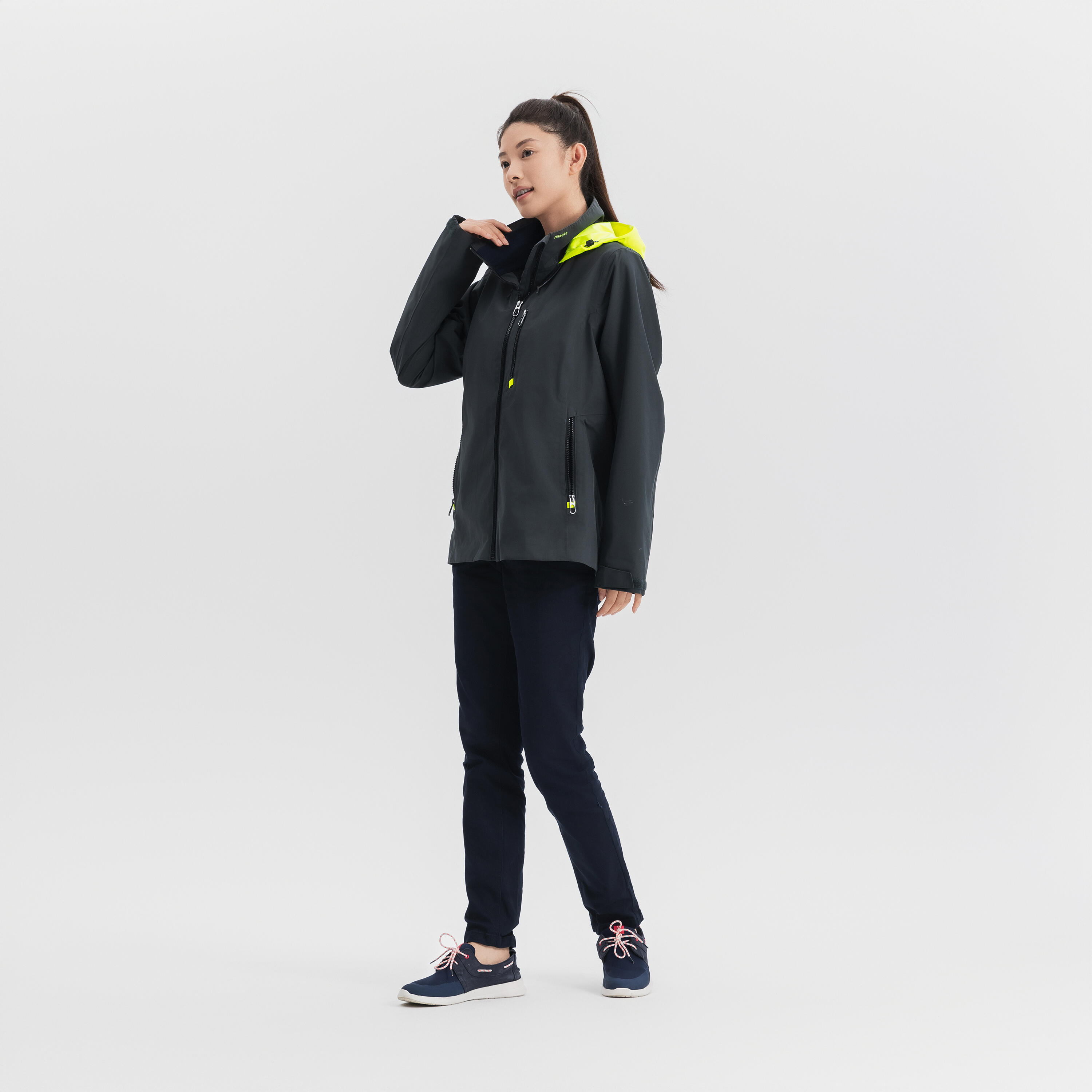 Veste imperméable coupe-vent de voile femme sailing 500 gris foncé capuche jaune 48/71