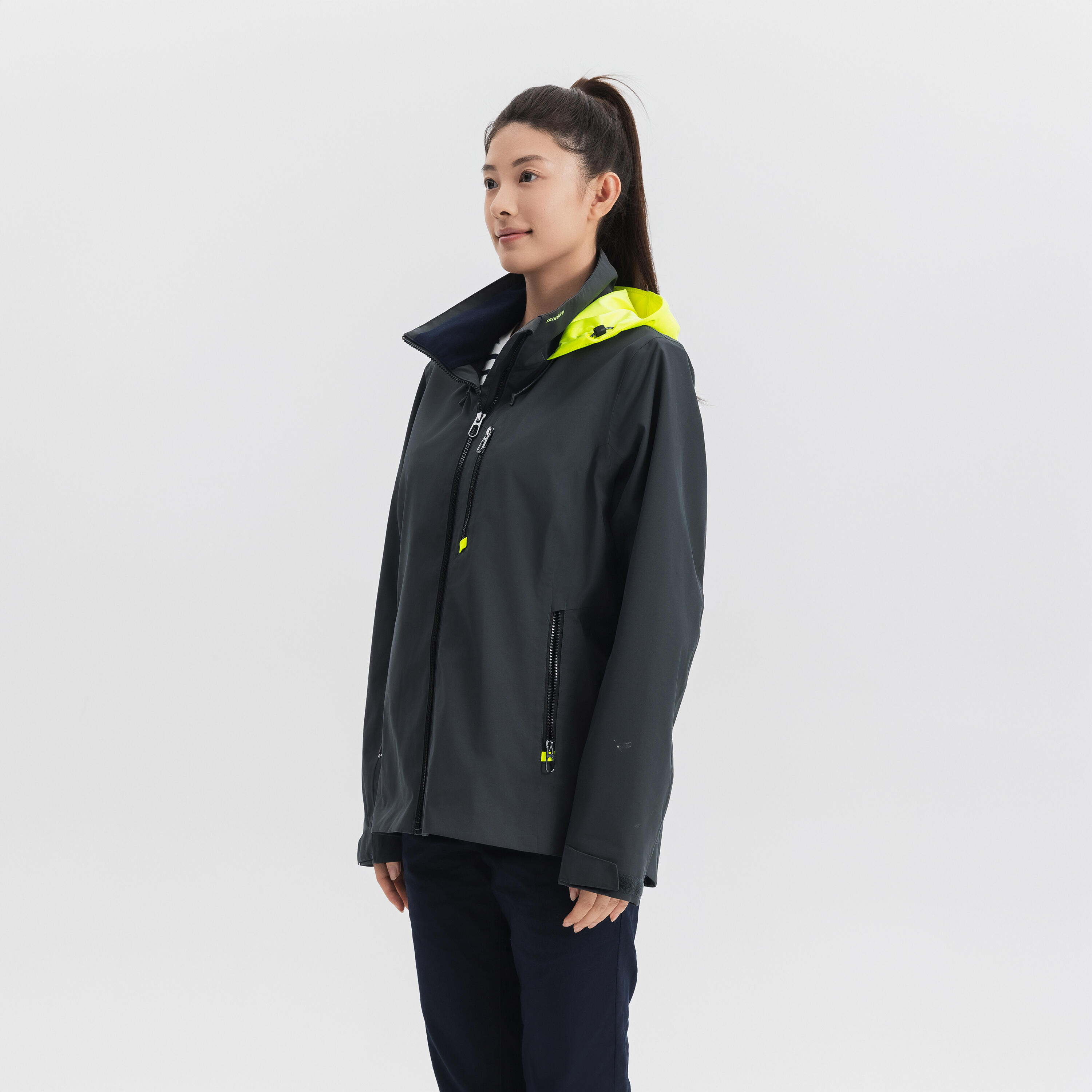Veste imperméable coupe-vent de voile femme sailing 500 gris foncé capuche jaune 47/71