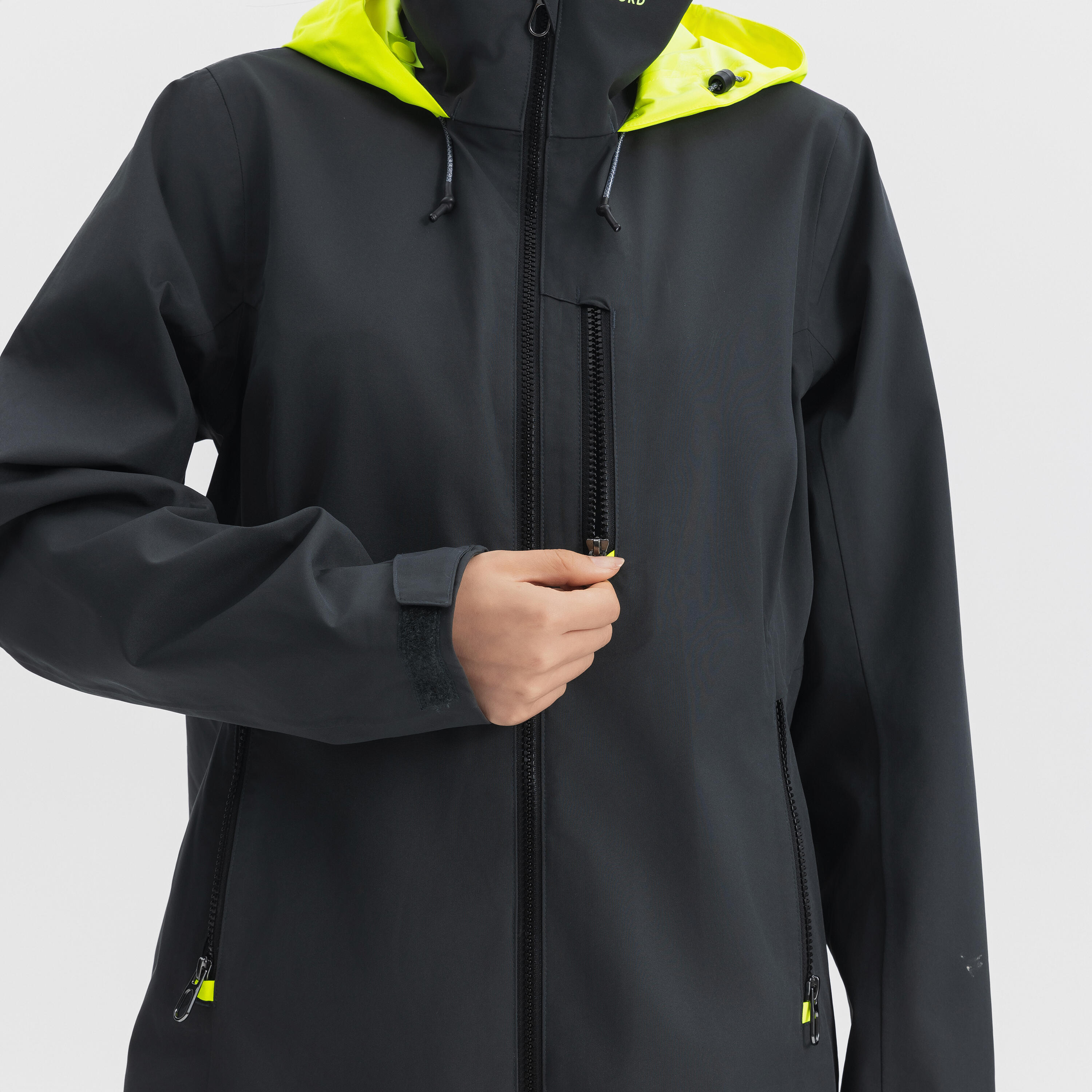 Veste imperméable coupe-vent de voile femme sailing 500 gris foncé capuche jaune 46/71
