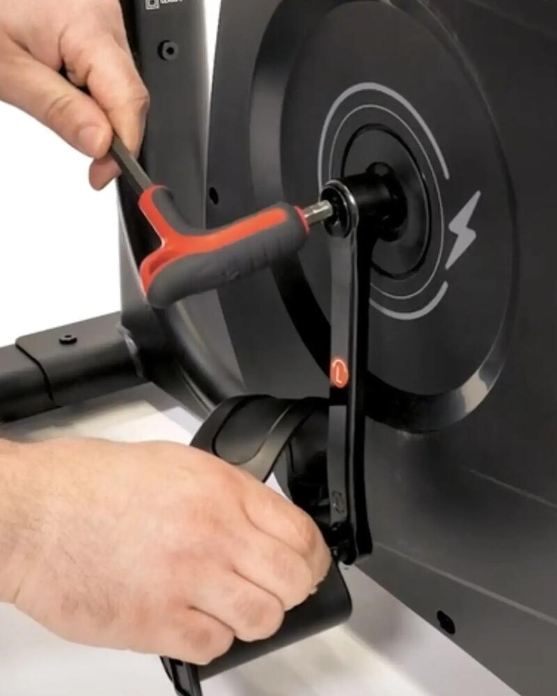 Das Pedal eines Hometrainers wird abgeschraubt