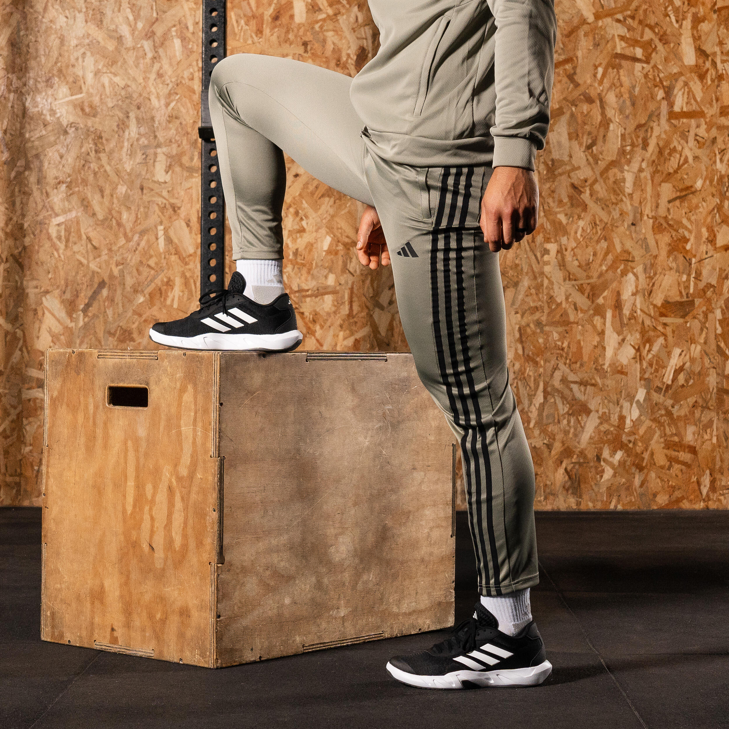 Pantaloni tuta ADIDAS uomo regular fit traspiranti grigio-argento 10/11