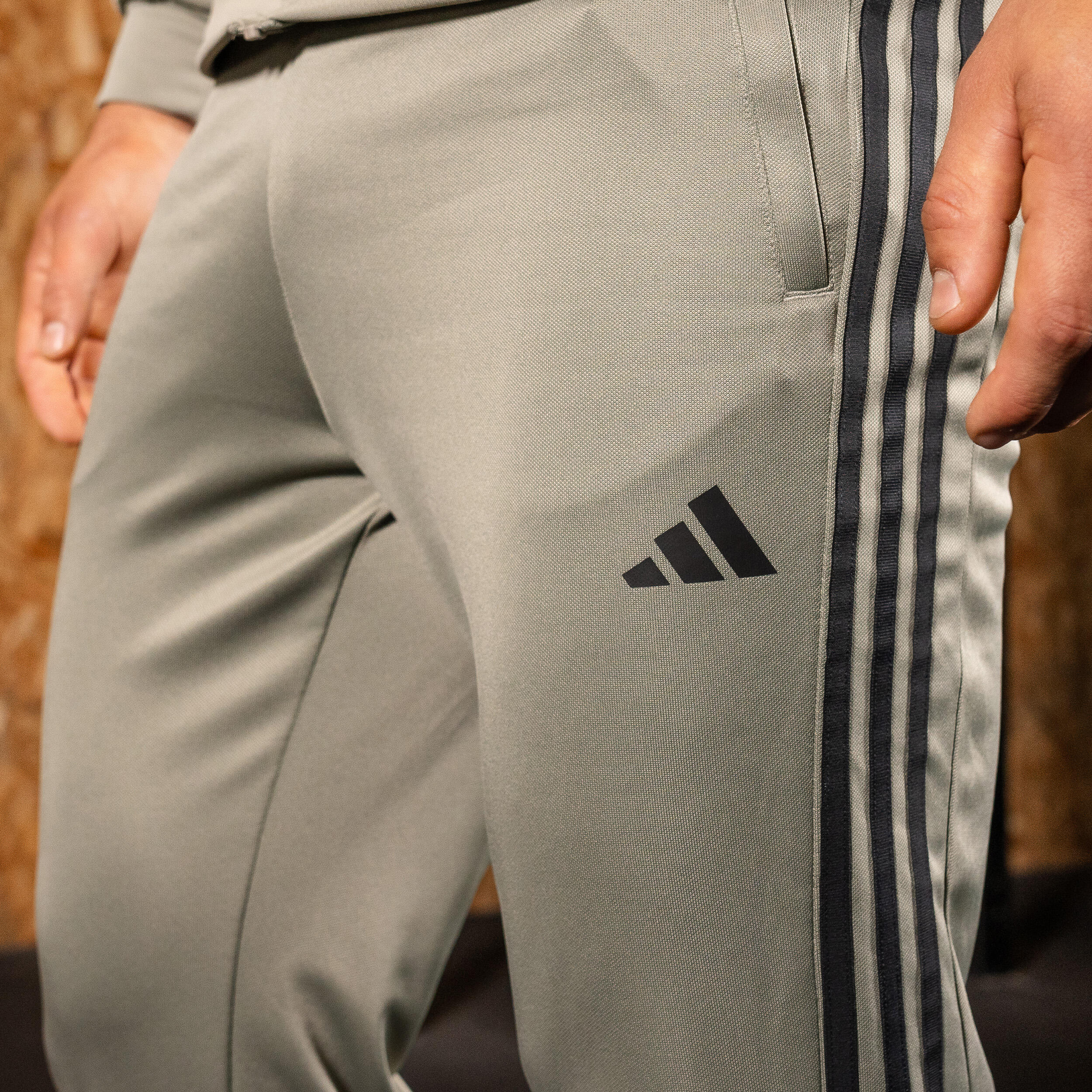 Pantaloni tuta ADIDAS uomo regular fit traspiranti grigio-argento 8/11