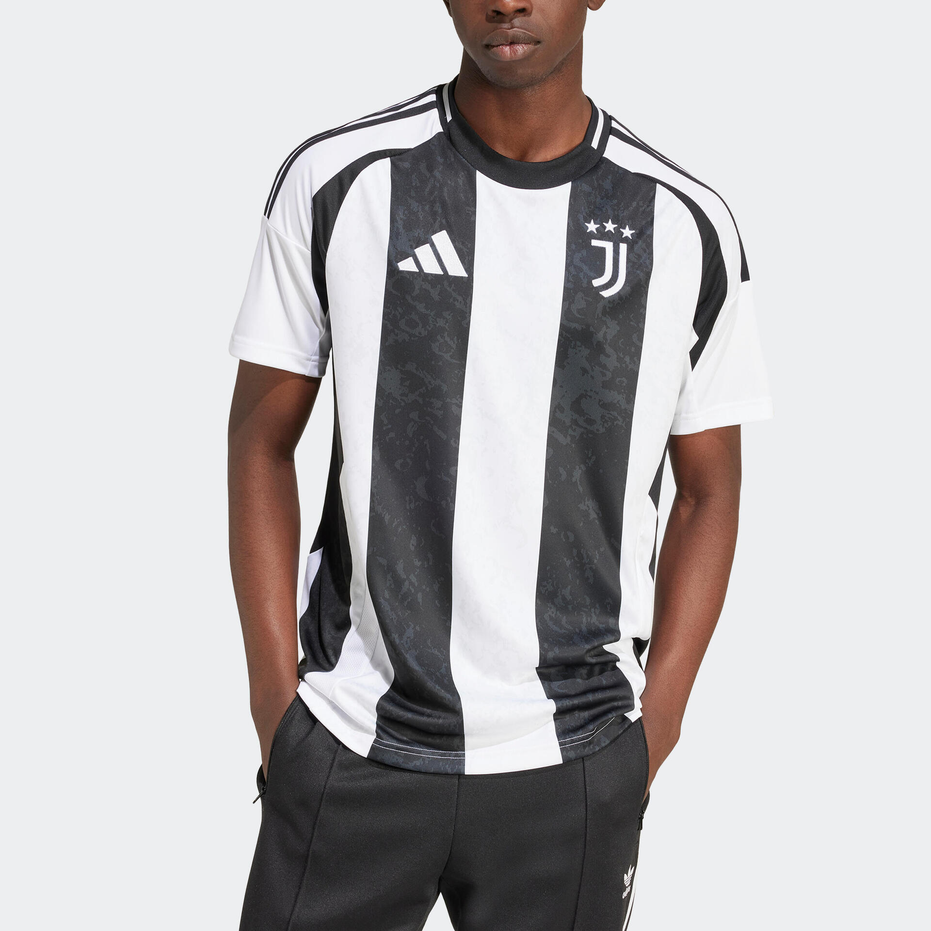 Maillot de football Adidas de la Juventus pour les joueurs et les supporters