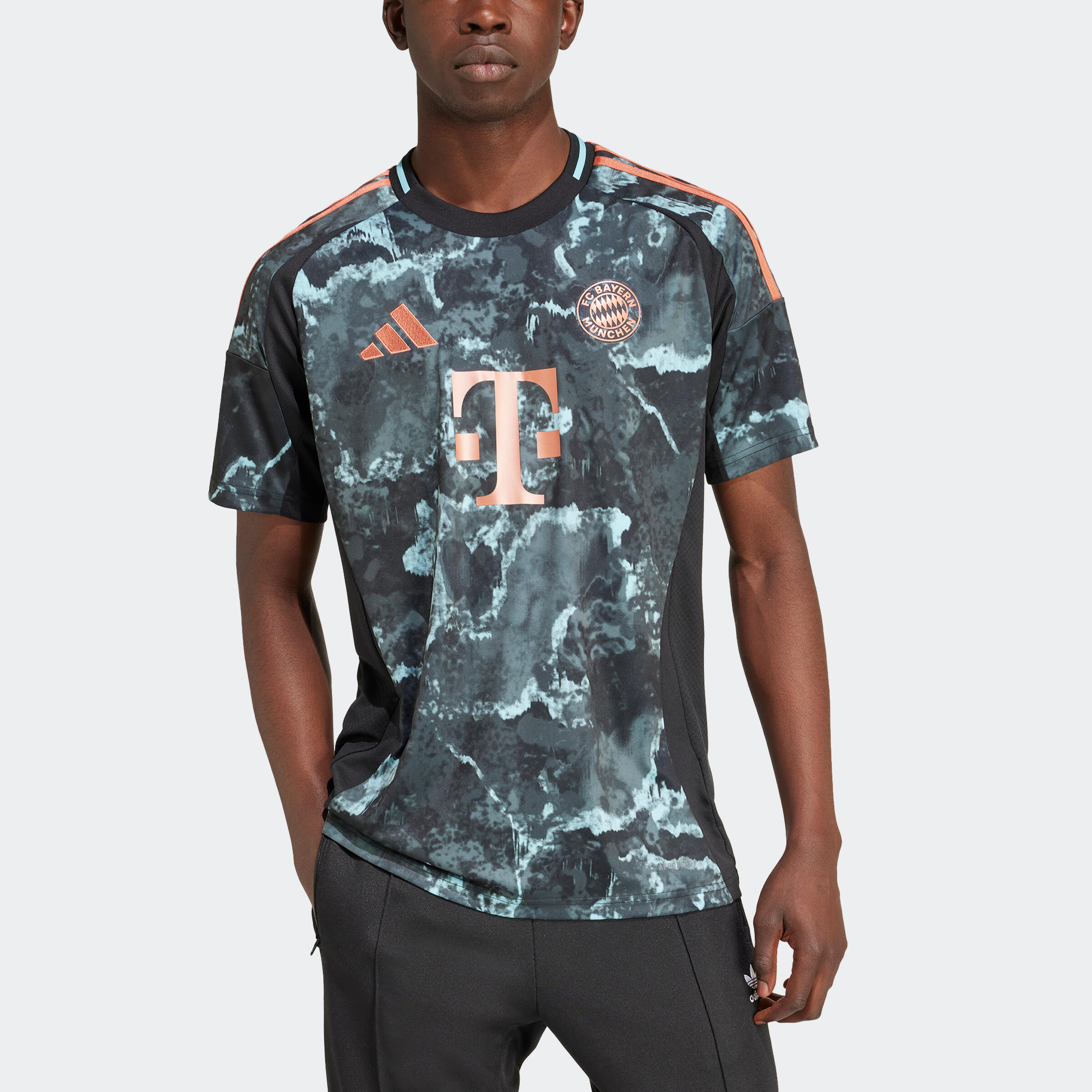Adult Bayern Munich Away Shirt 24/25 4/6