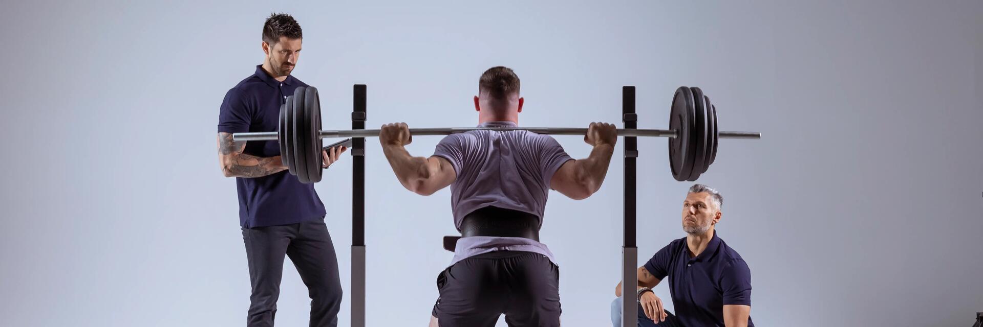 Mężczyzna robiący trening push pull legs