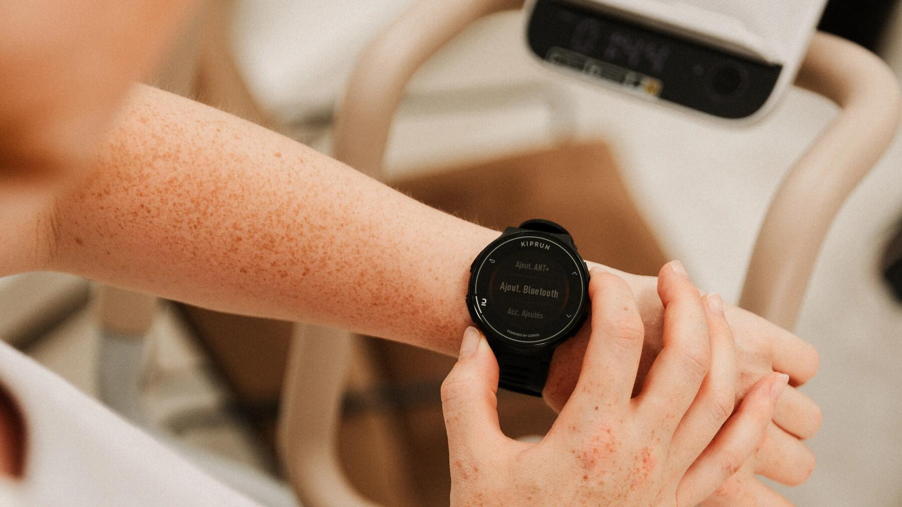 Osoba sprawdzająca kalorie na smartwatchu