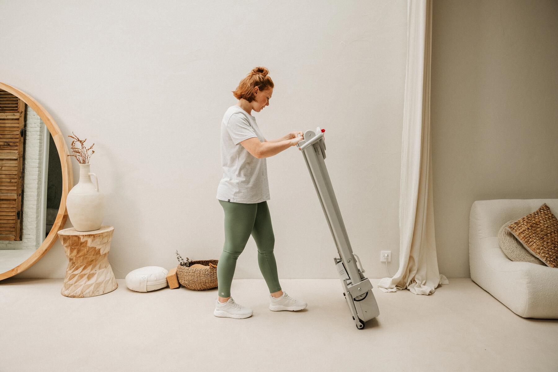 femme marchant à l’intérieur