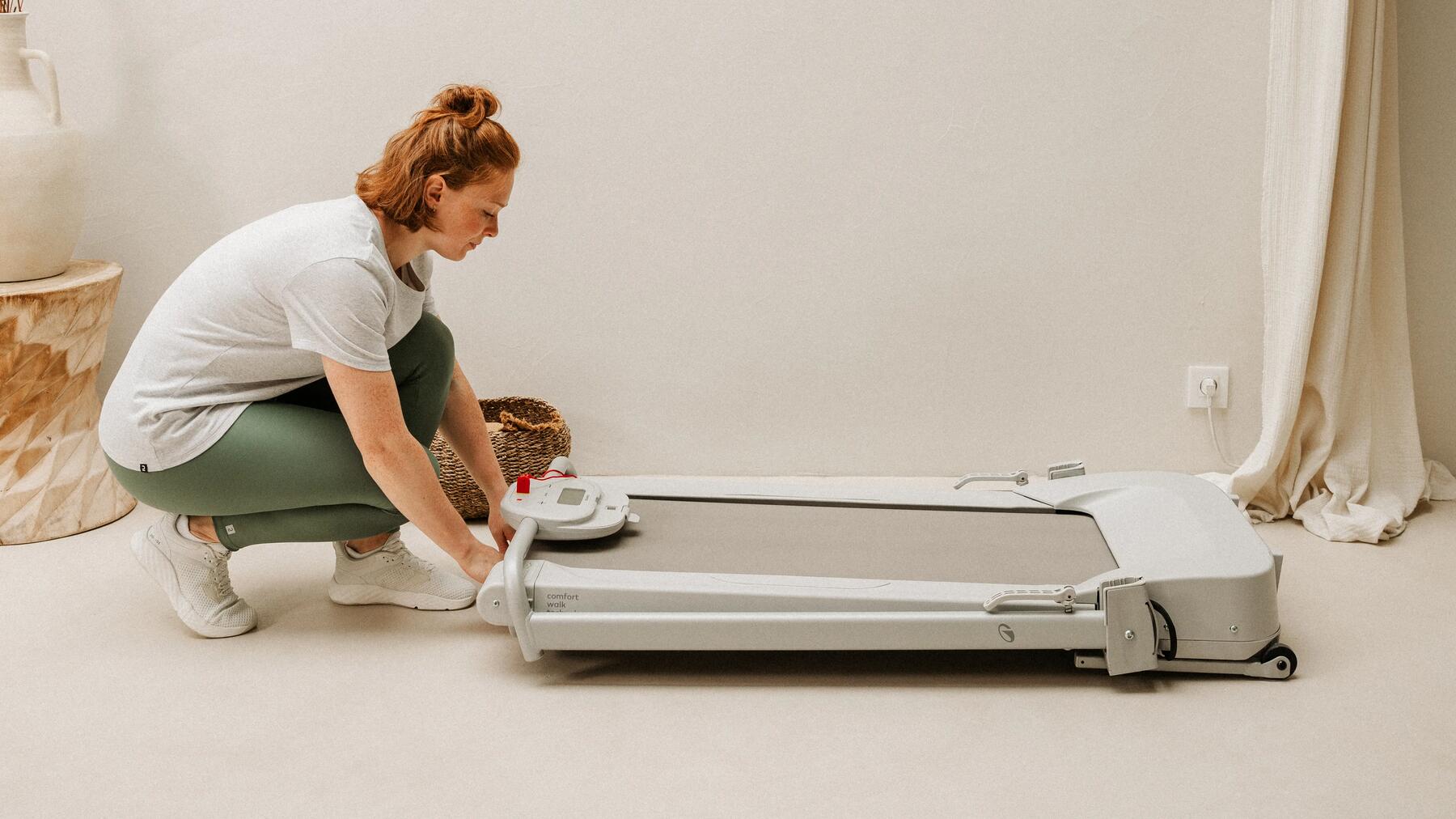 Vrouw die loopband opbergt