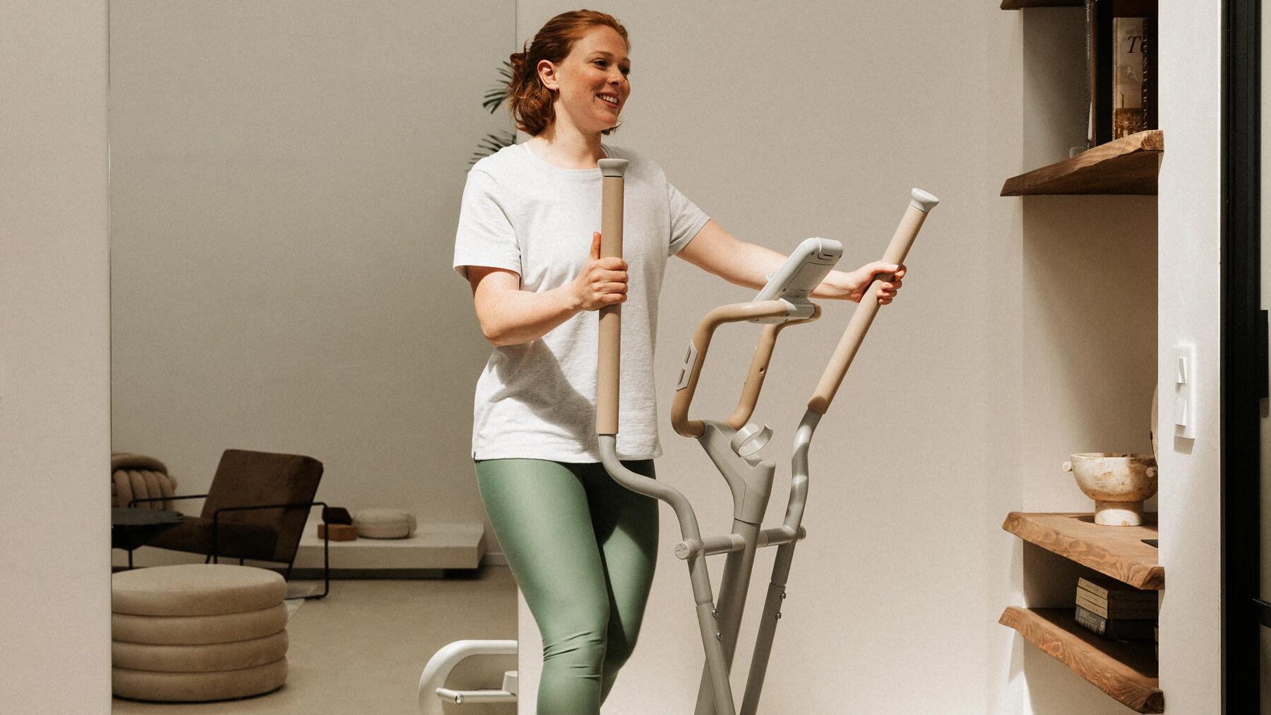 Vrouw op crosstrainer