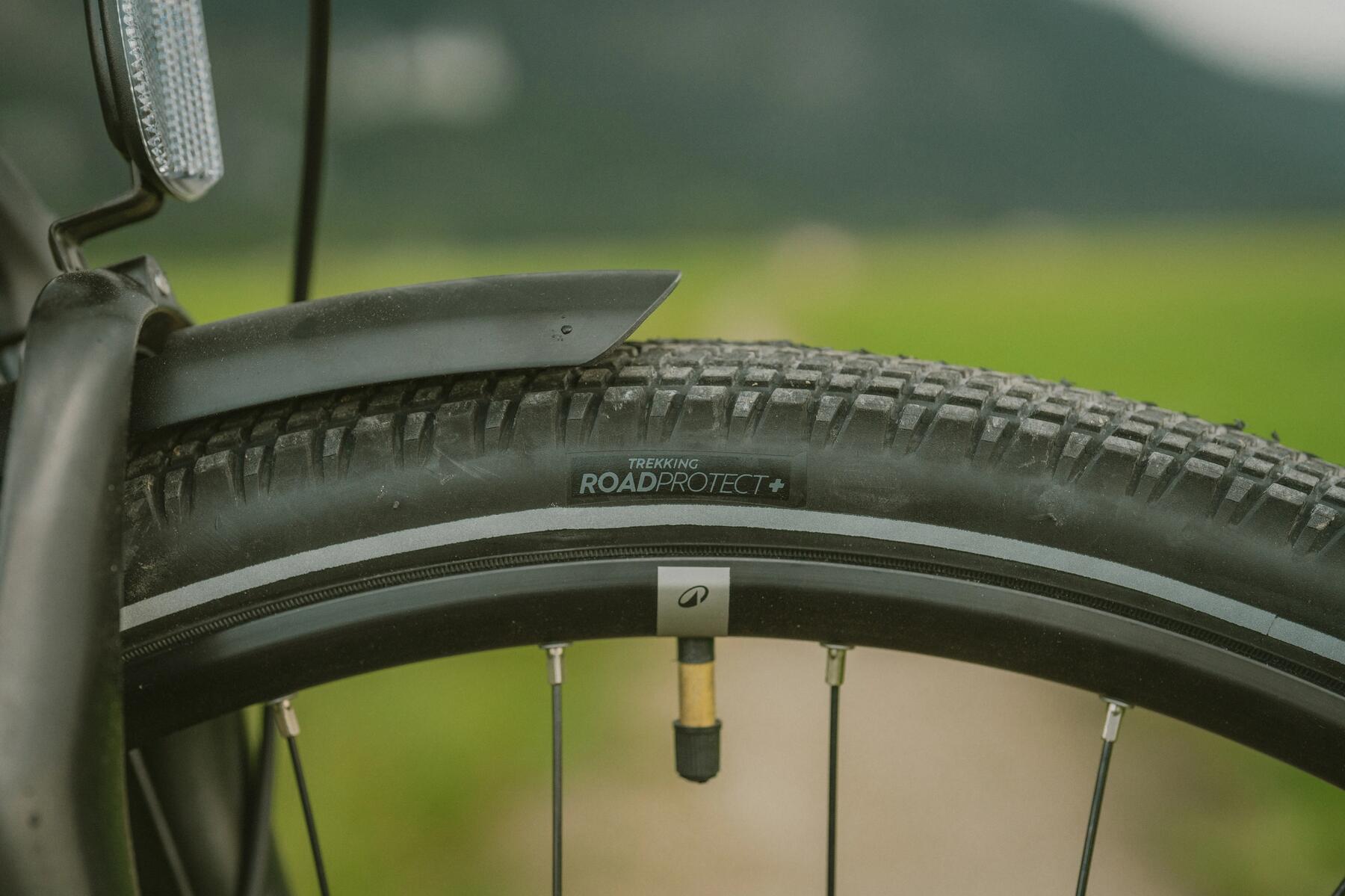 Przednie koło roweru z widocznym wentylem 