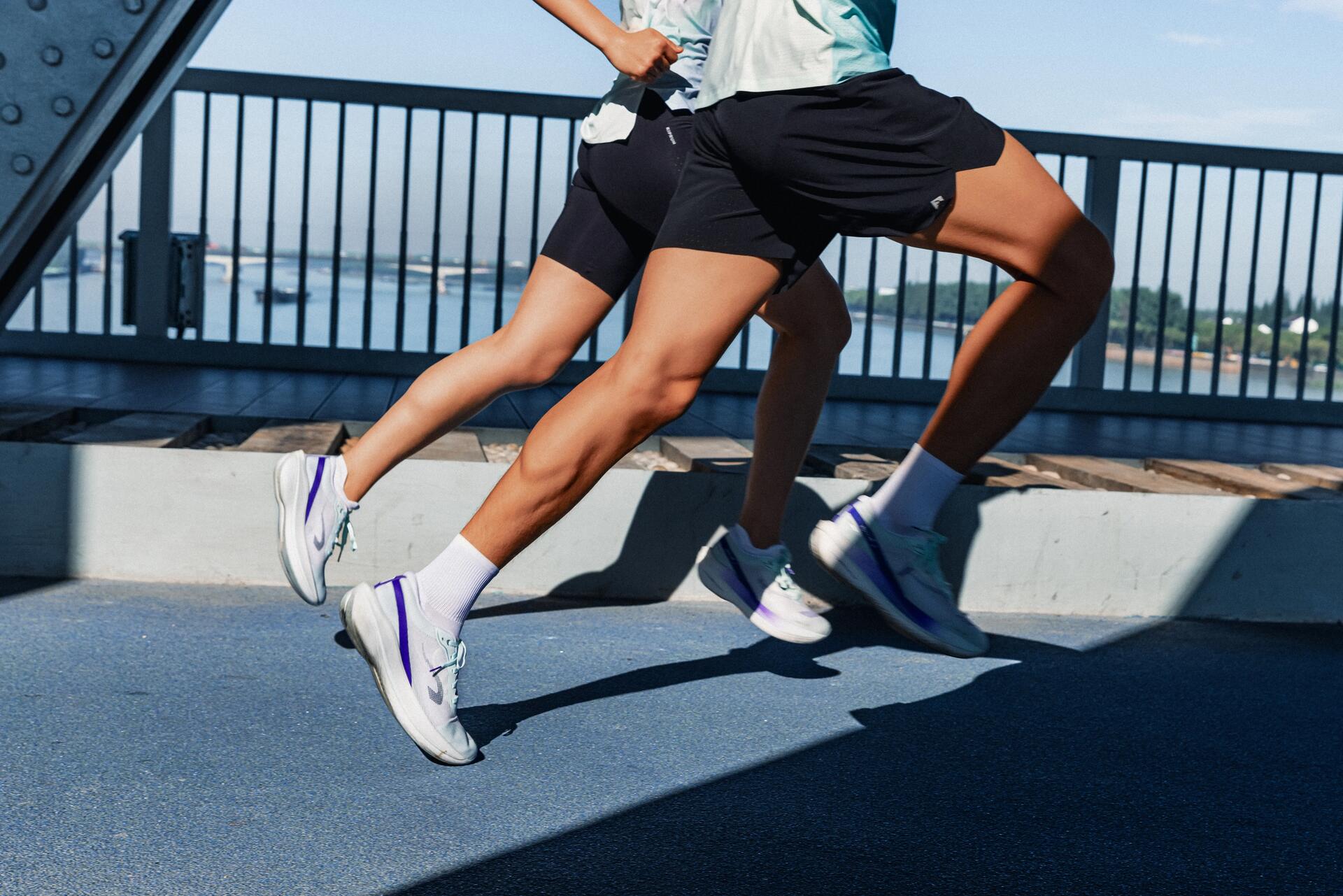 Les chaussures de running route ont de l'amorti, de la stabilité et de la relance