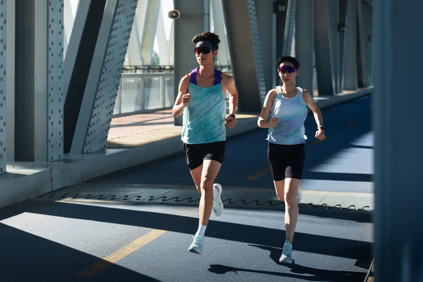 Groupe de coureurs sur les quais avec soleil couchant