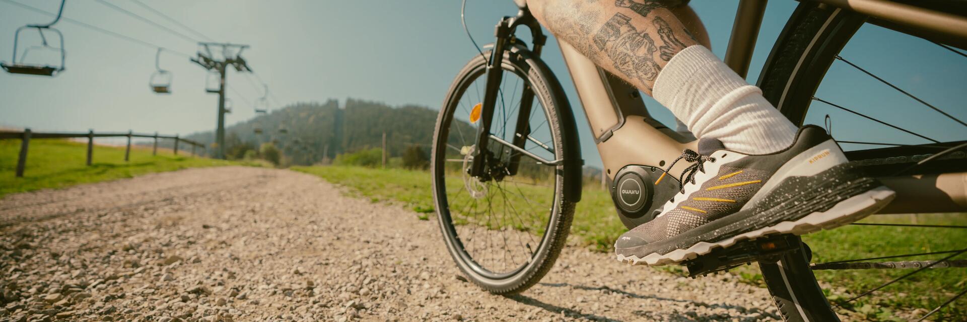 Mężczyzna jadący na rowerze z wentylem rowerowym w oponie