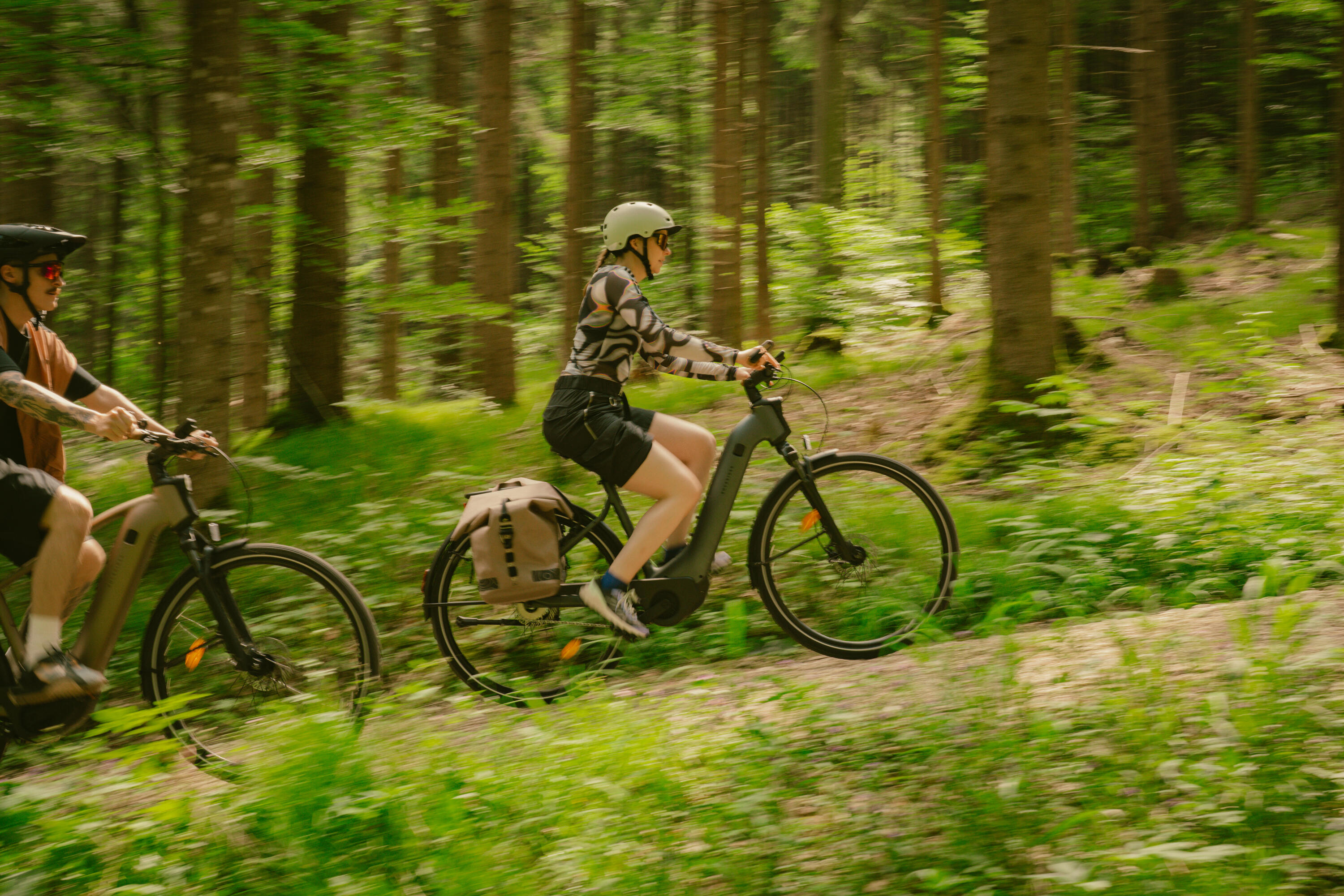 Bici trekking elettrica a pedalata assistita automatica E-ACTV 900 Owuru grigia 54/55