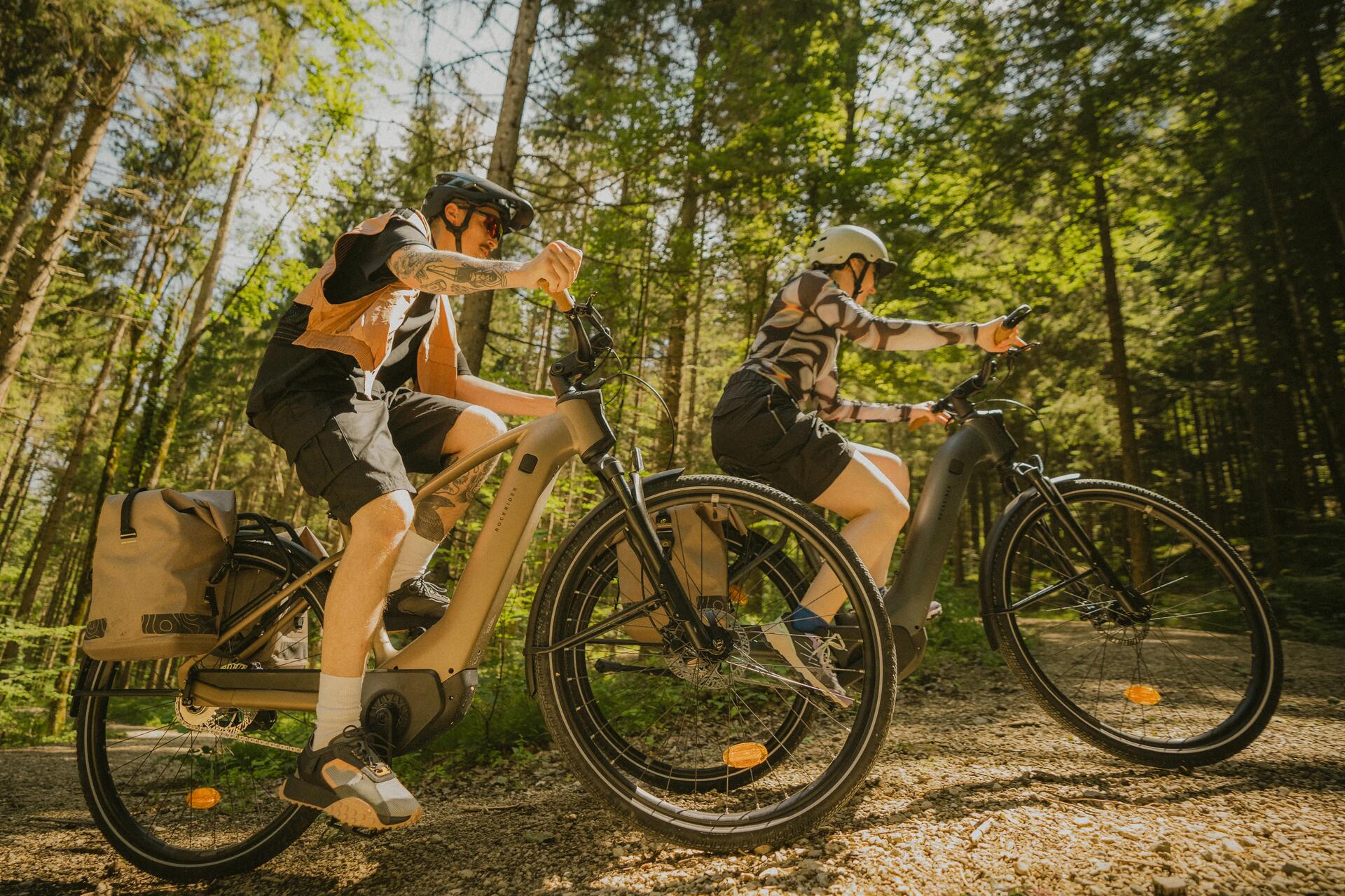 Para jadąca rowerami elektrycznymi po lesie