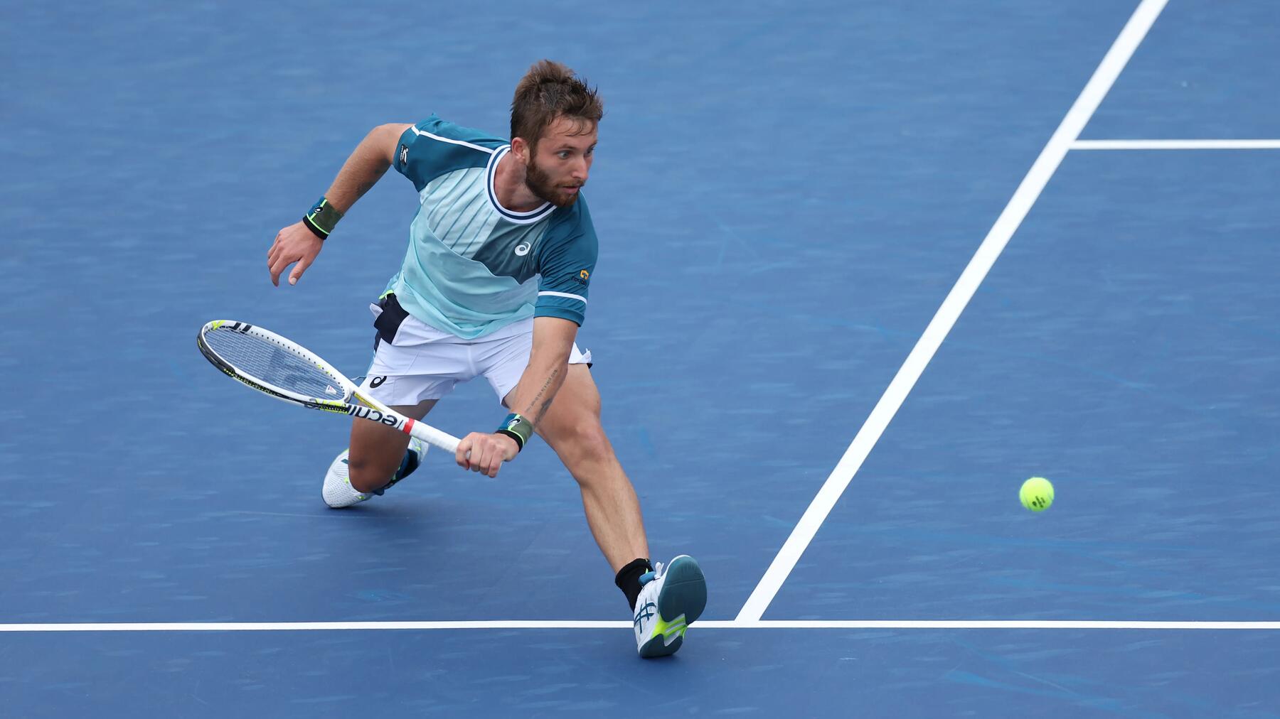 Geöffnete Dose mit druckreduzierten Tennisbällen für den Einstieg in den Vereinssport!