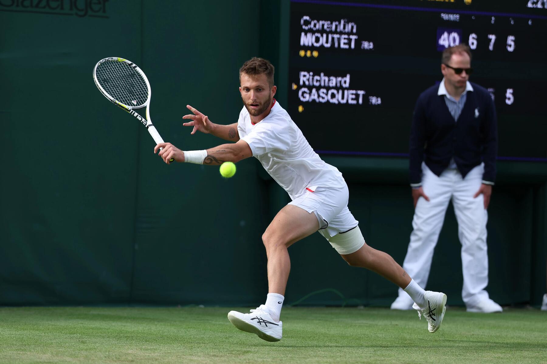 Corentin Moutet jugando al tenis