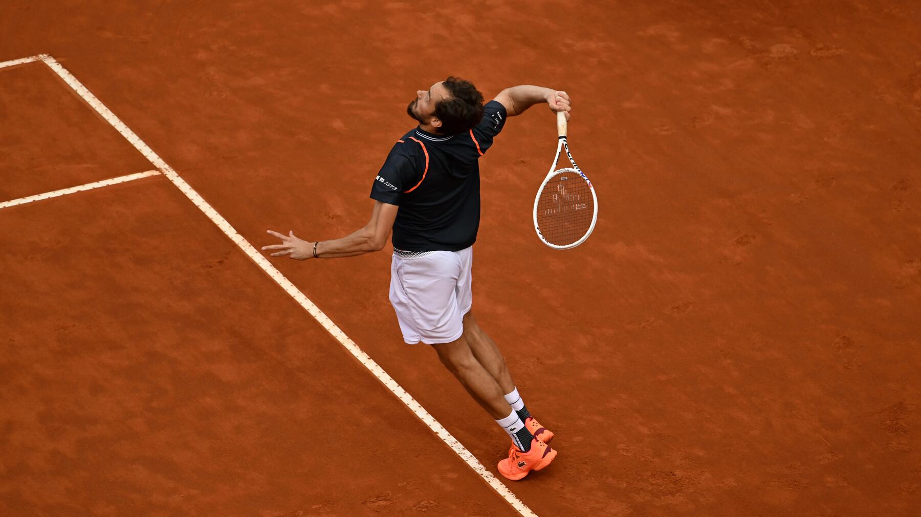 Demonstration der Weichheit eines Tennisballs für Einsteiger zur Reduzierung der Ballgeschwindigkeit