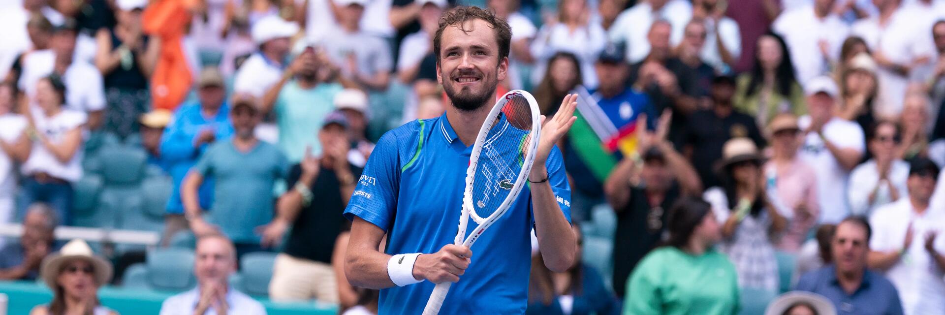 Tenisista klaszczący w rakietę tenisową na korcie podczas turnieju US Open