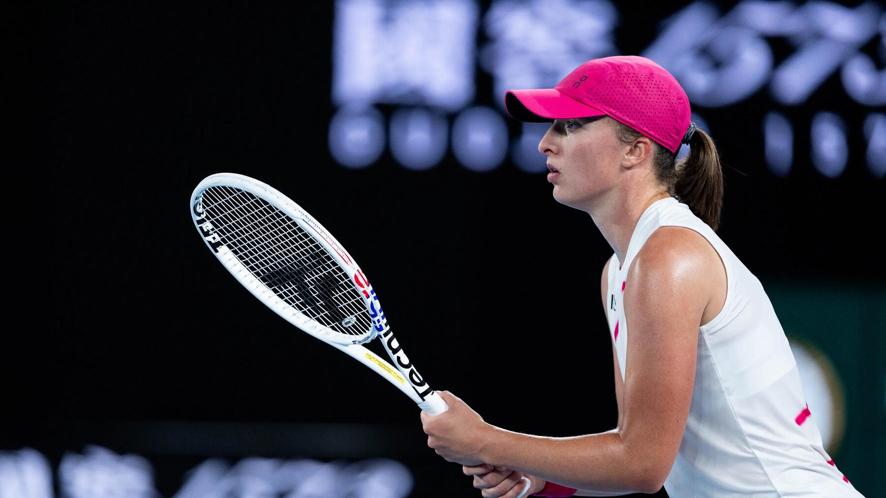 Frau hält einen Tennisschläger im Match