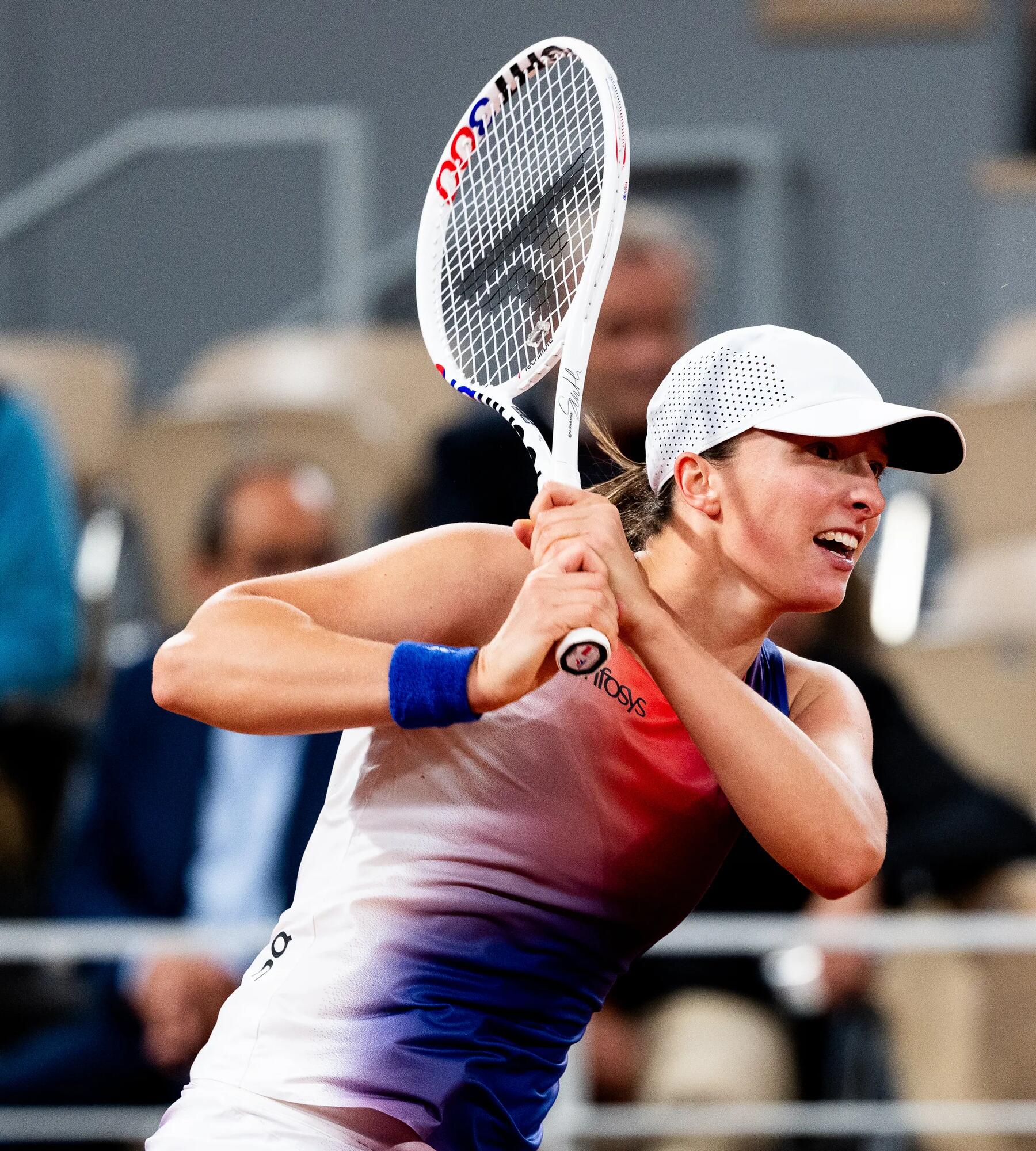 Bei uns richtige Tennisbekleidung für Damen finden!