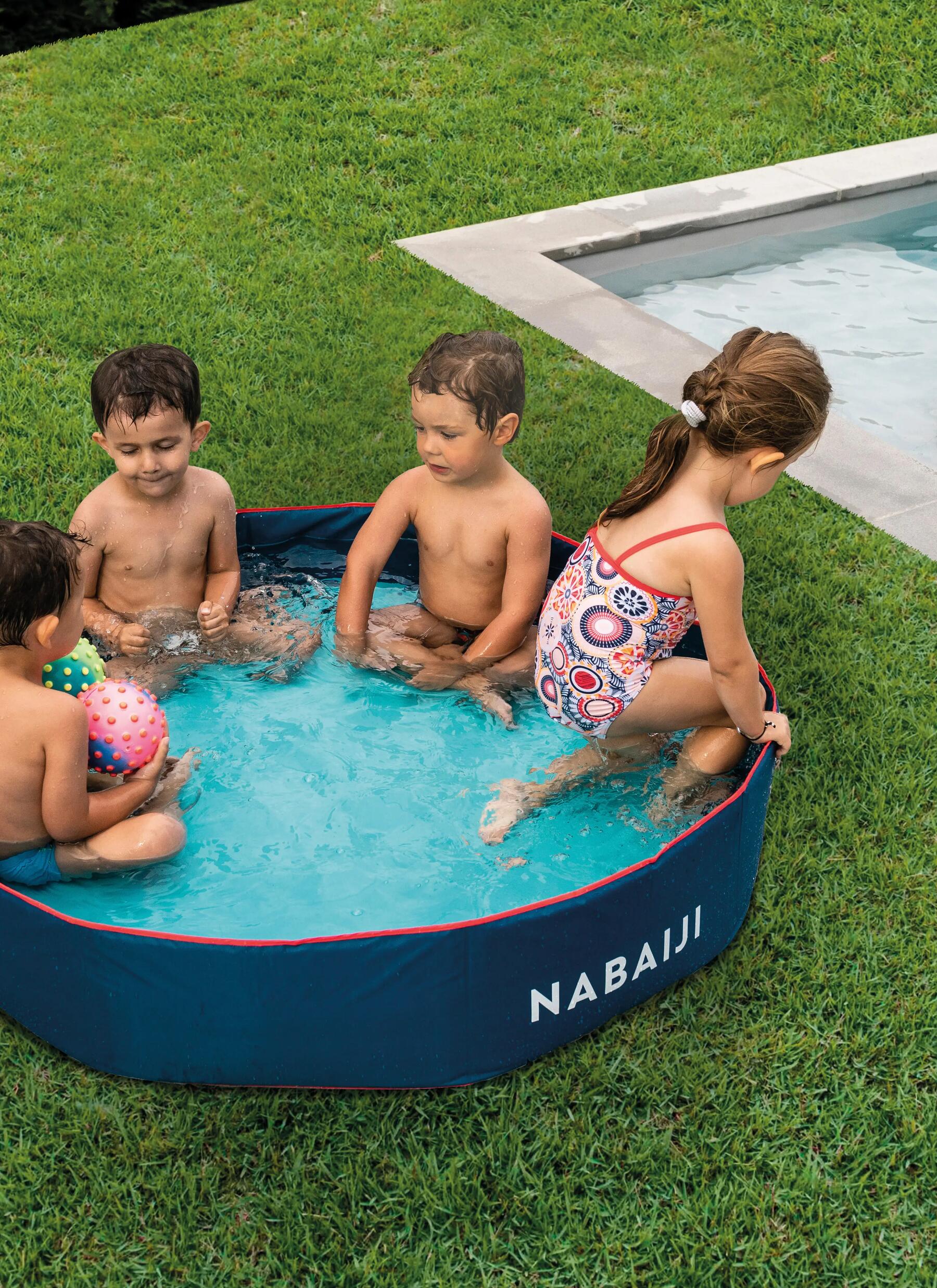 bebe na piscina com a mae