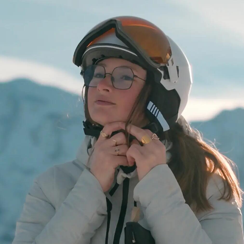 Femme avec lunettes de vue et casque de ski avec visière decathlon