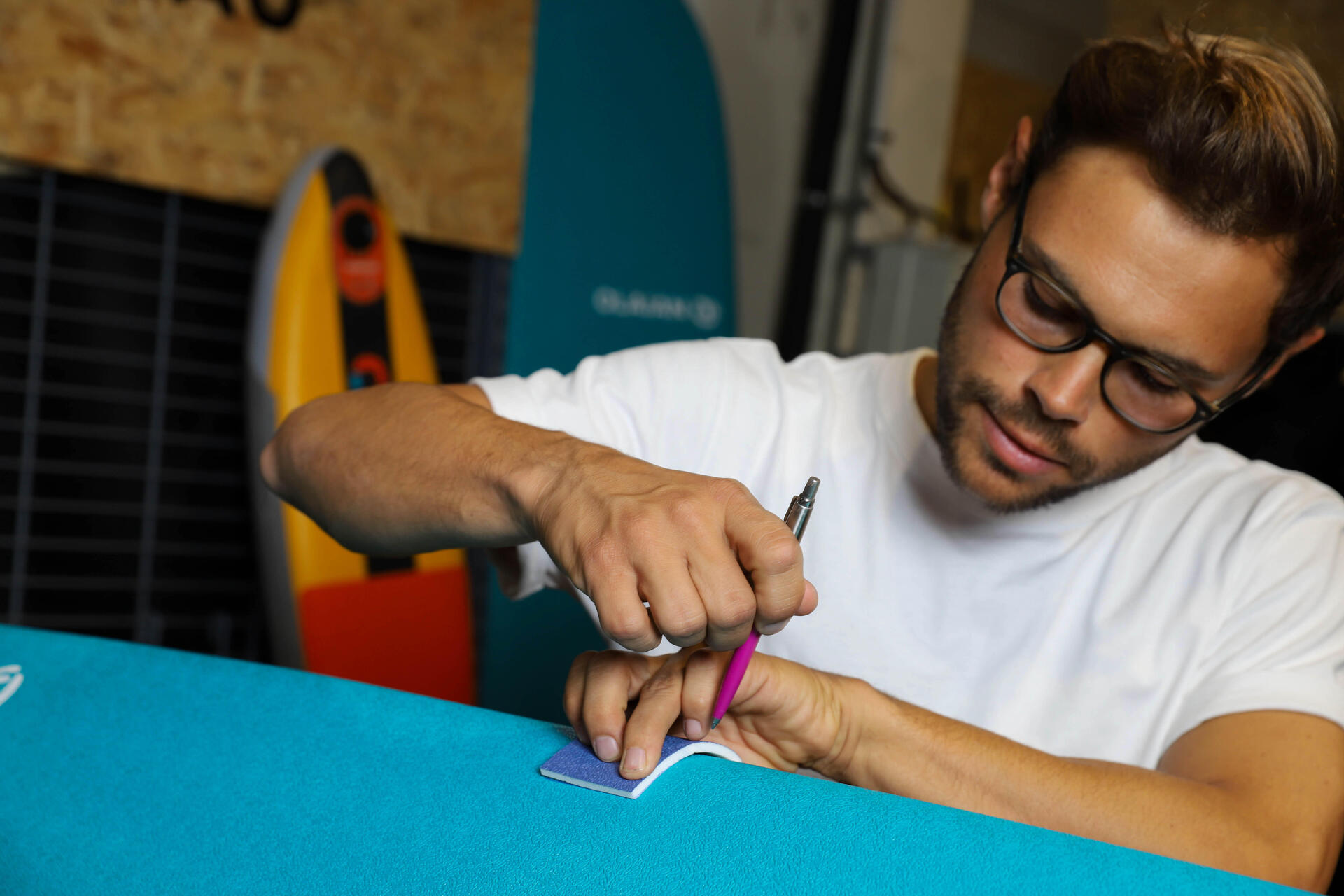 REPARATUR EINES SURFBOARDS AUS SCHAUMSTOFF