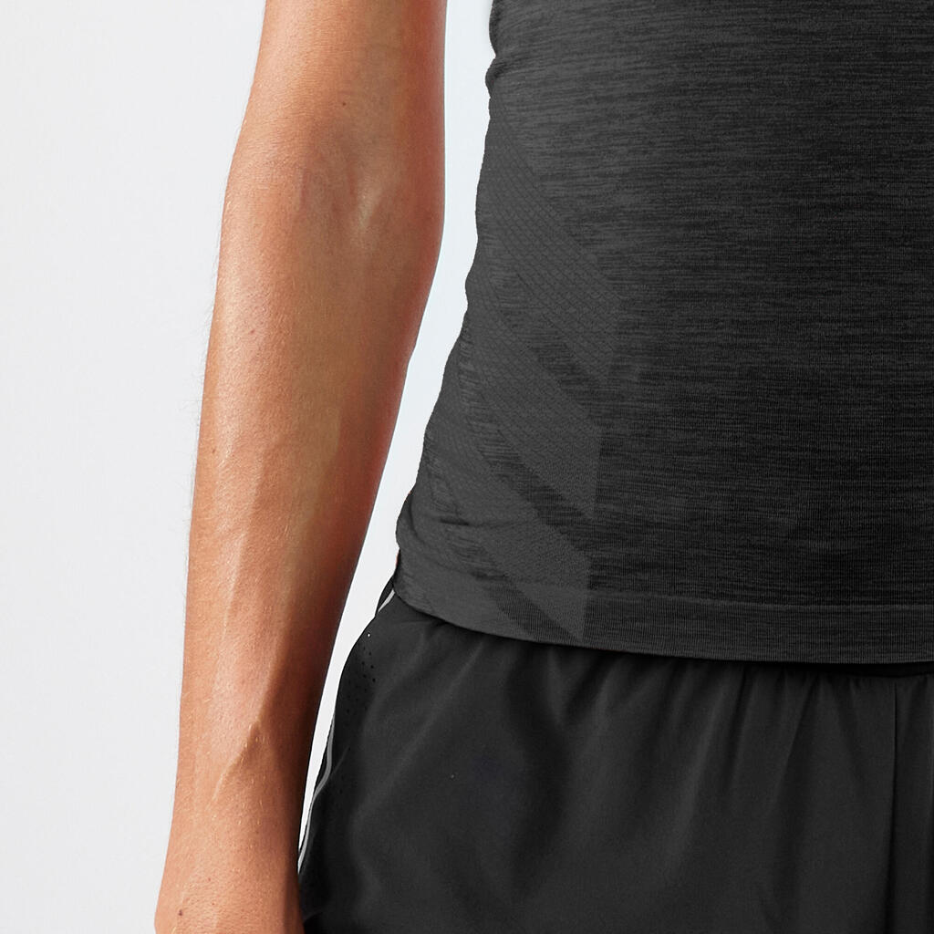 T-shirt running & trail sans couture femme - kiprun run 500 confort slim noir