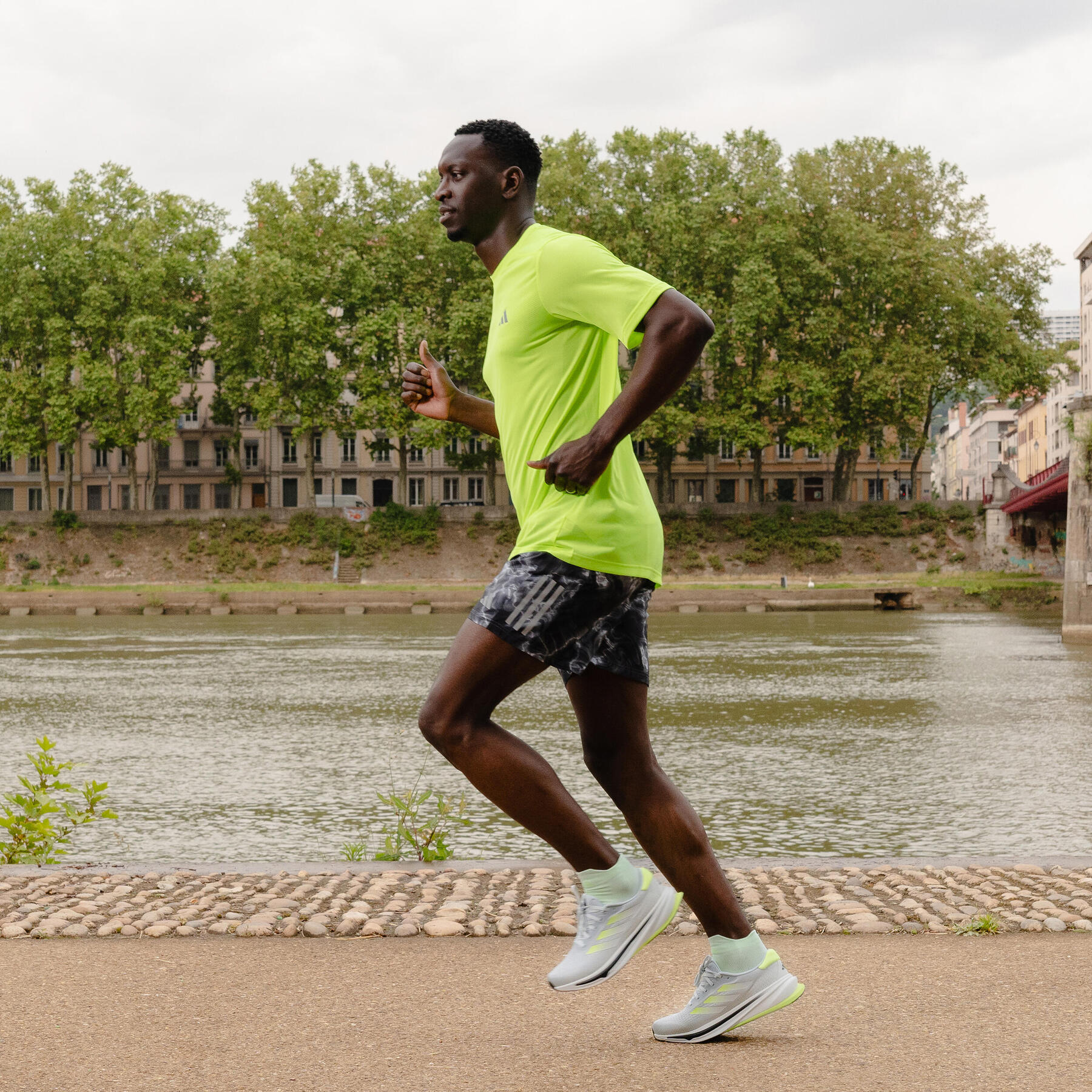 Man lekker aan het hardlopen in de stad langs het water