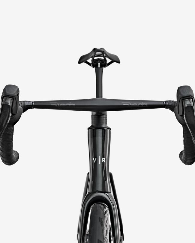 Schwarzes sportliches Fahrrad mit Rennradlenker und weiße Logodetails