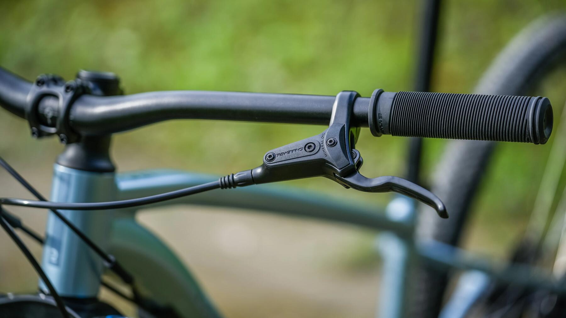 Hamulec rowerowy zamontowany na kierownicy rowerowej