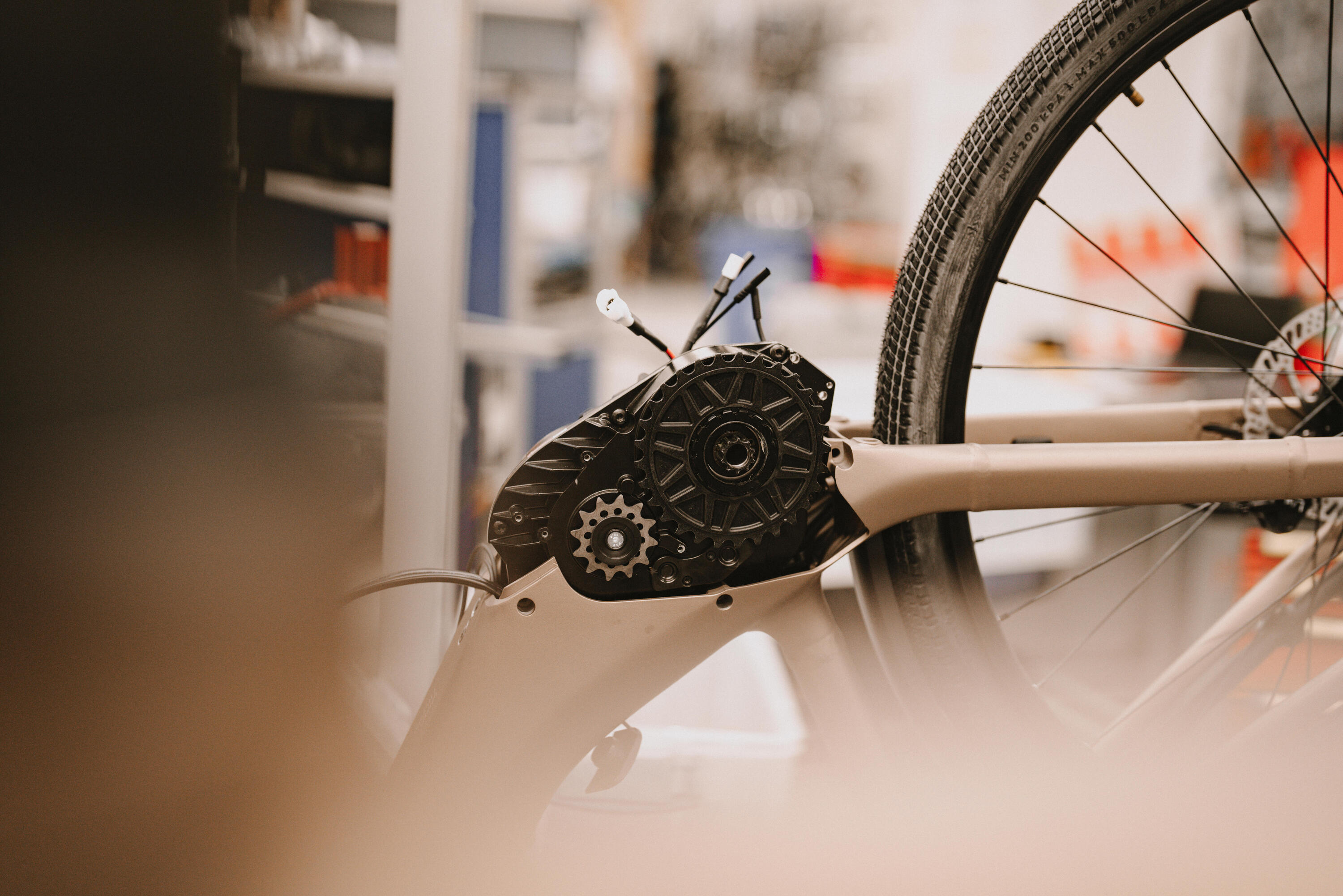 Bici trekking elettrica a pedalata assistita automatica E-ACTV 900 Owuru grigia 18/55