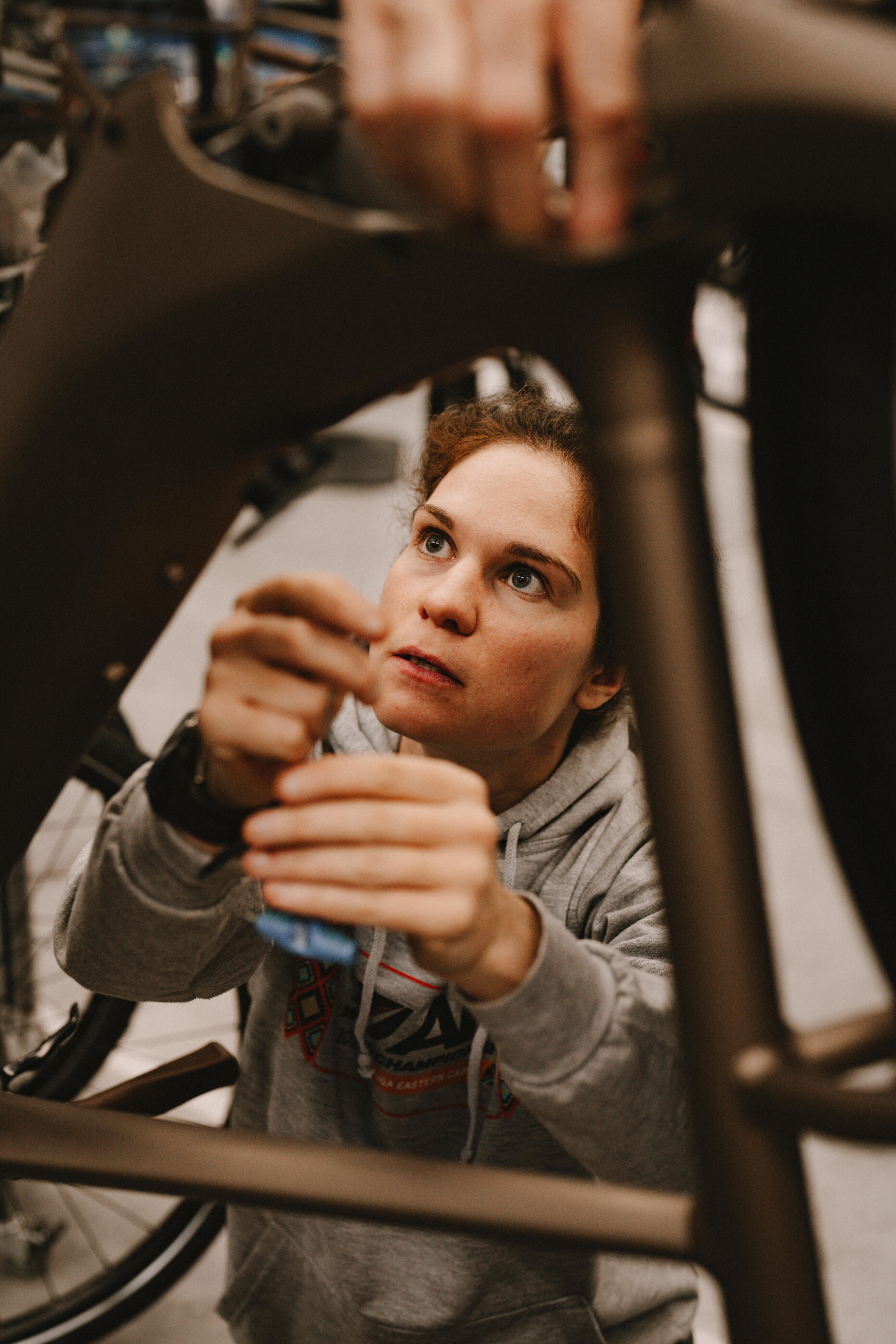 Bici trekking elettrica a pedalata assistita automatica E-ACTV 900 Owuru grigia 20/55