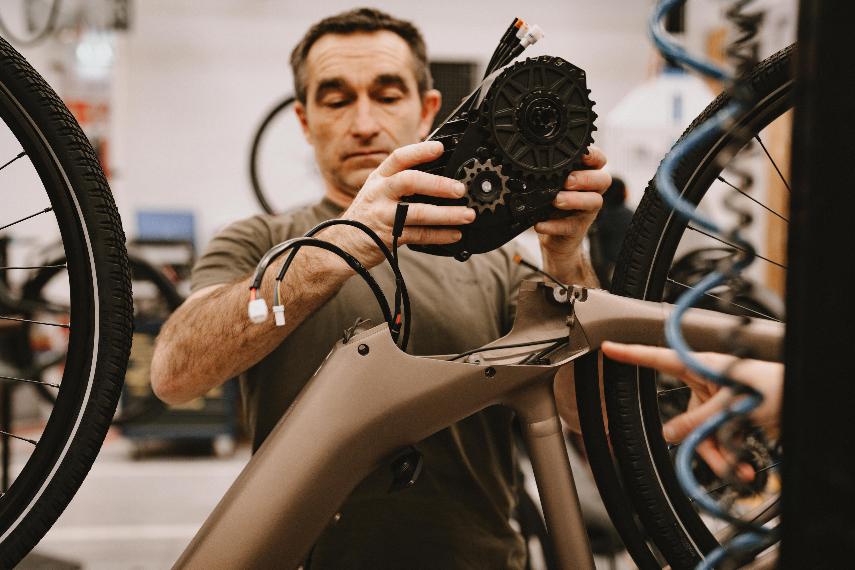 Bici trekking elettrica a pedalata assistita automatica E-ACTV 900 Owuru grigia 23/55