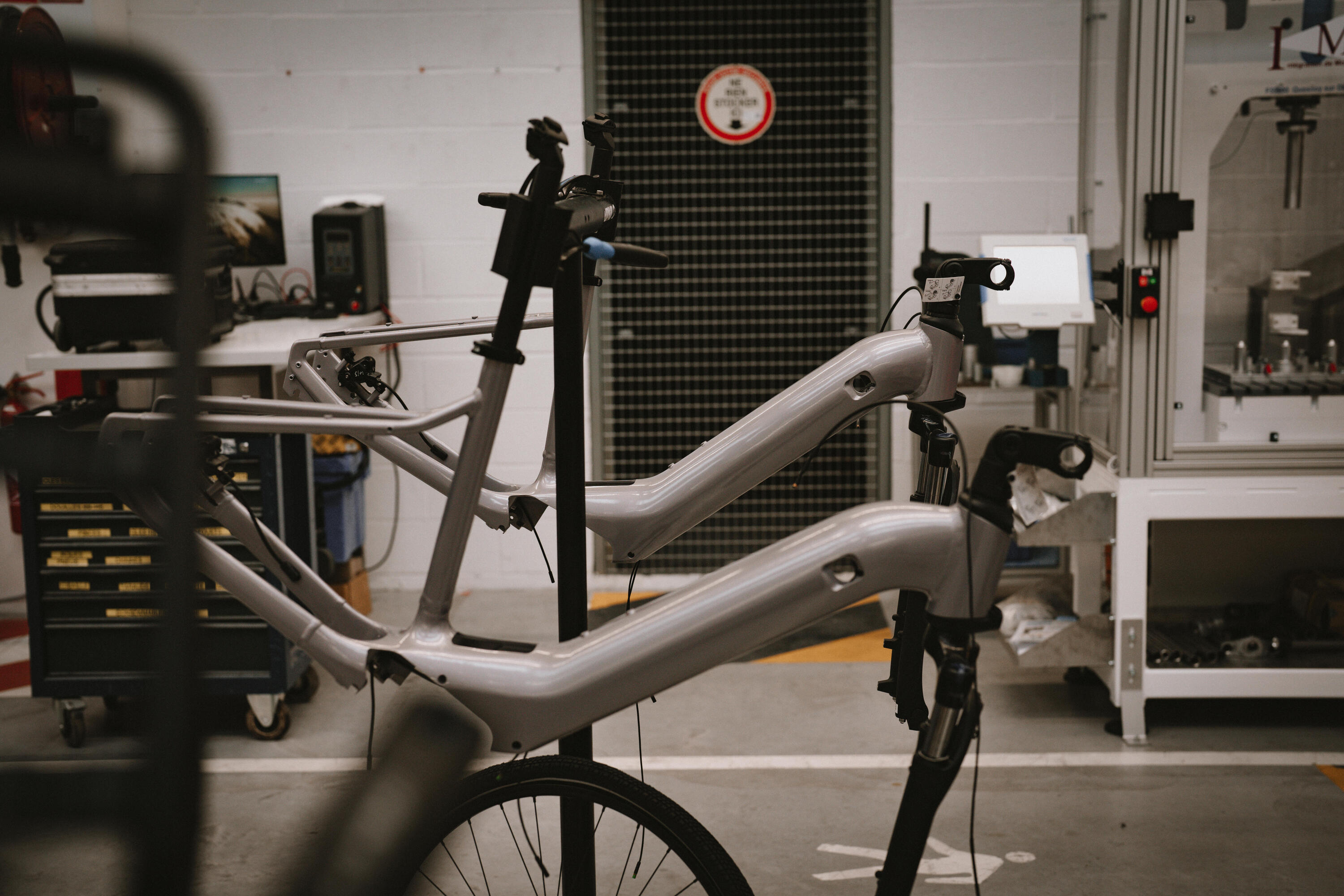 Bici trekking elettrica a pedalata assistita automatica E-ACTV 900 Owuru grigia 24/55