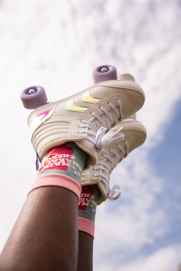 Beli roleri podignuti prema nebu.