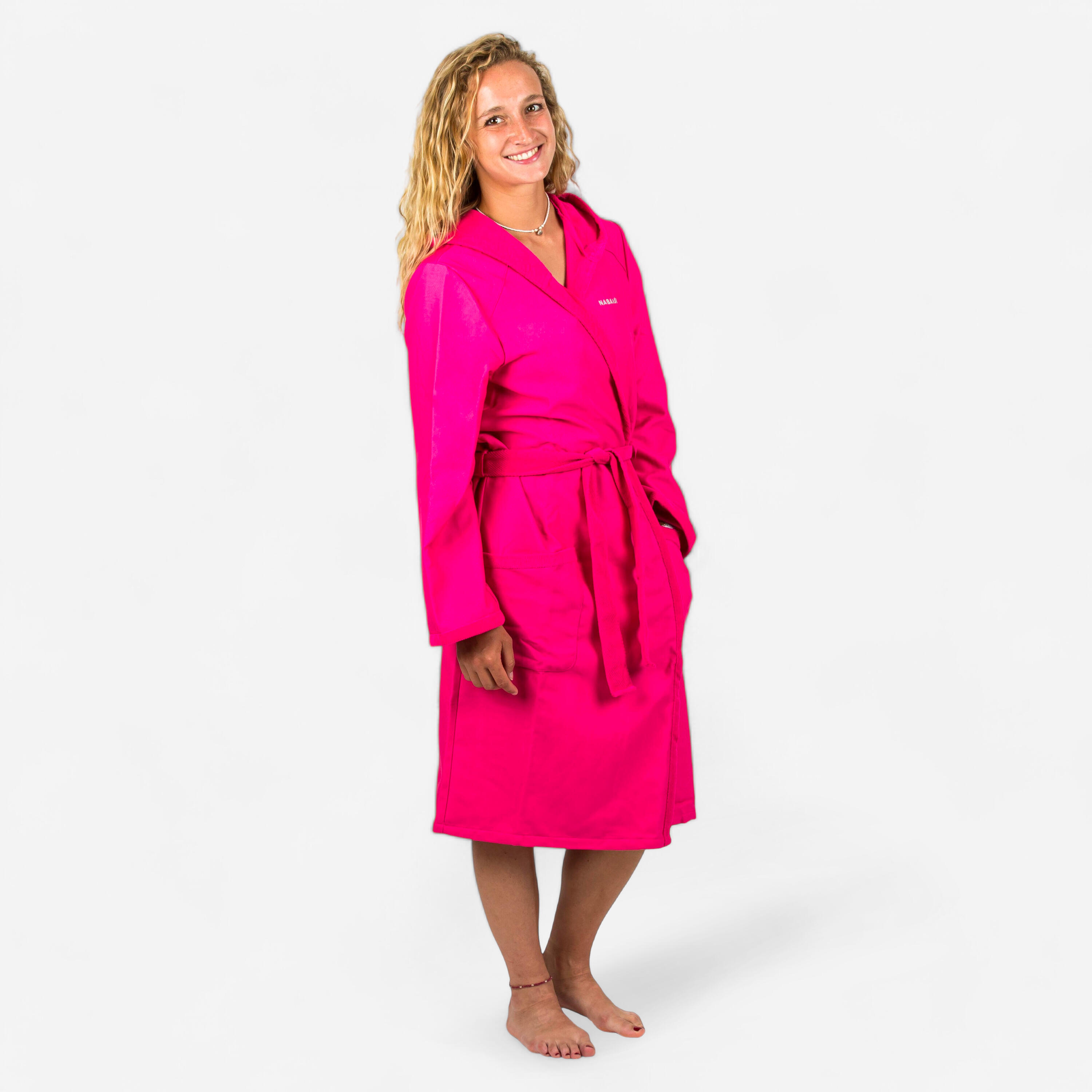 Compacte microvezel dames badjas met capuchon roze 1/6