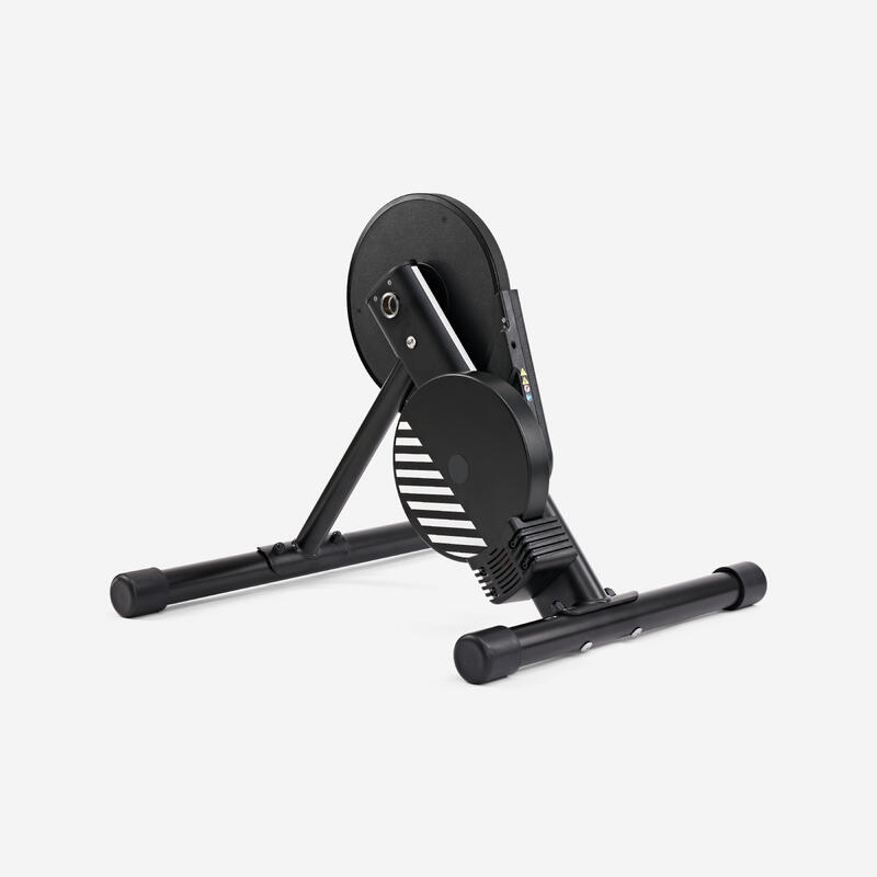Domácí trenažér Van Rysel D100 s „Zwift Cog and Click“