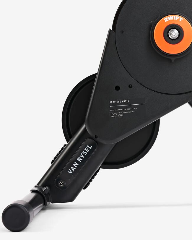 Schwarzer Rolletrainer mit weißer Aufschrift "VAN RYSEL" und orangen Details