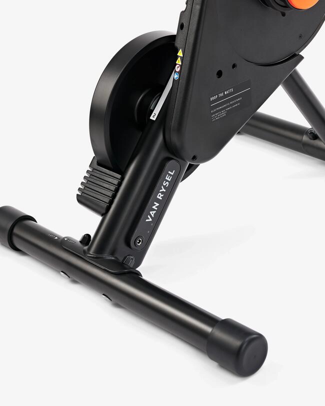 Schwarzer Fahrradtrainer aus Metall mit runden und eckigen Formen, matte Oberfläche, gut sichtbare Markierungen und Schrauben.