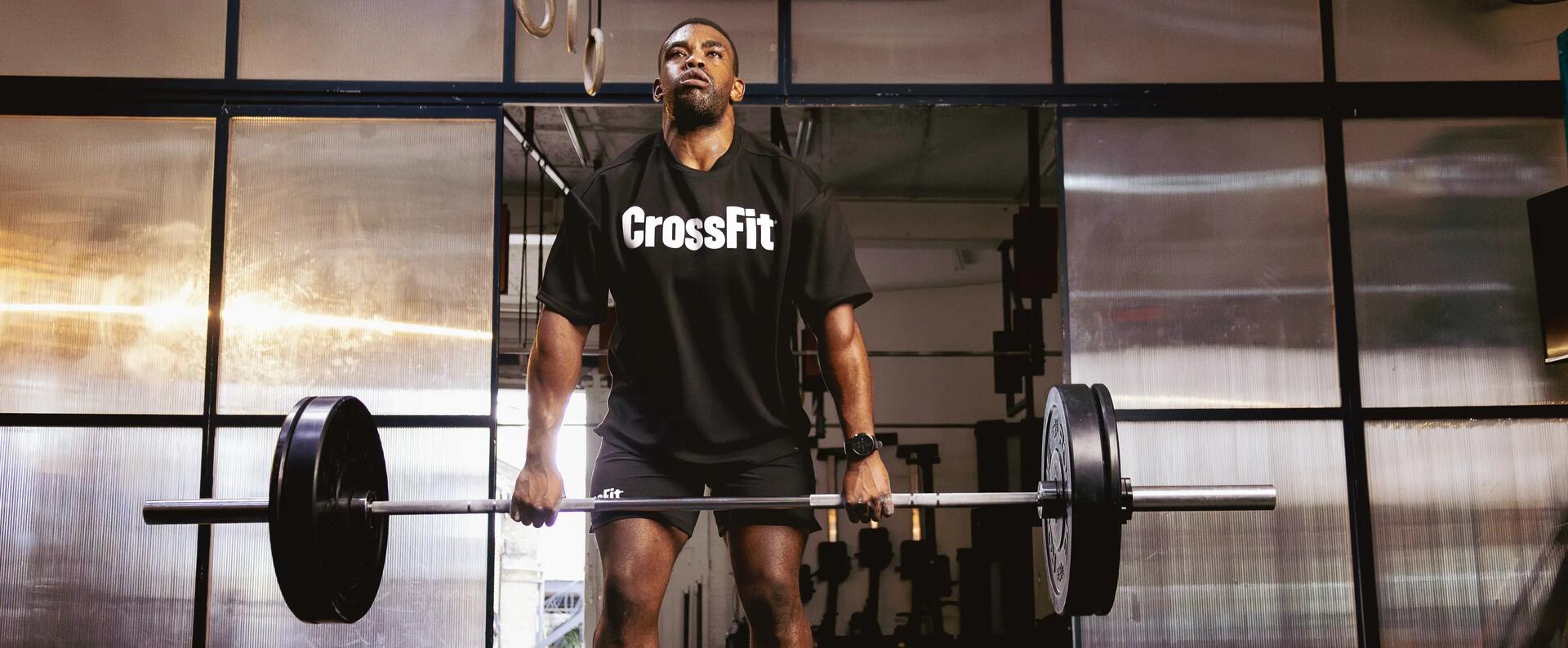 hombre haciendo power clean