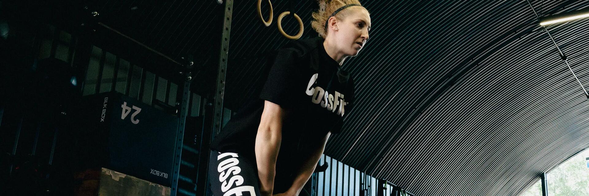 Kobieta w odzieży sportowej ćwicząca crossfit