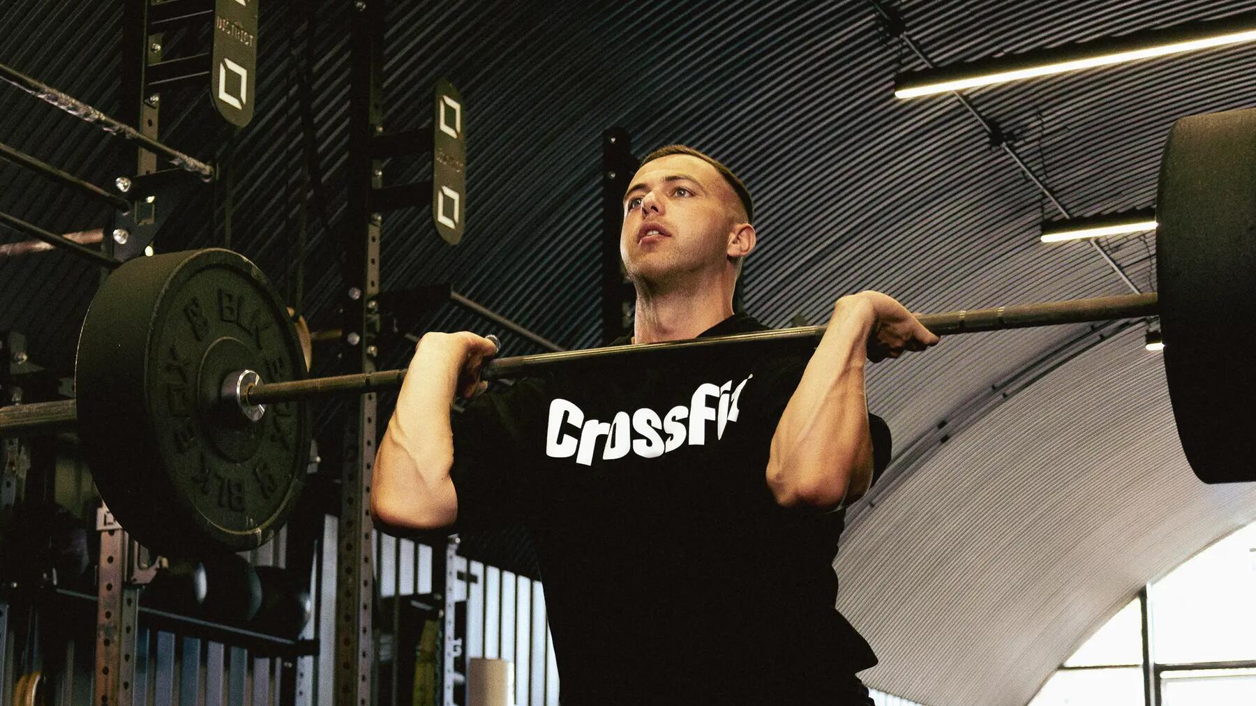 hombre haciendo power clean correctamente