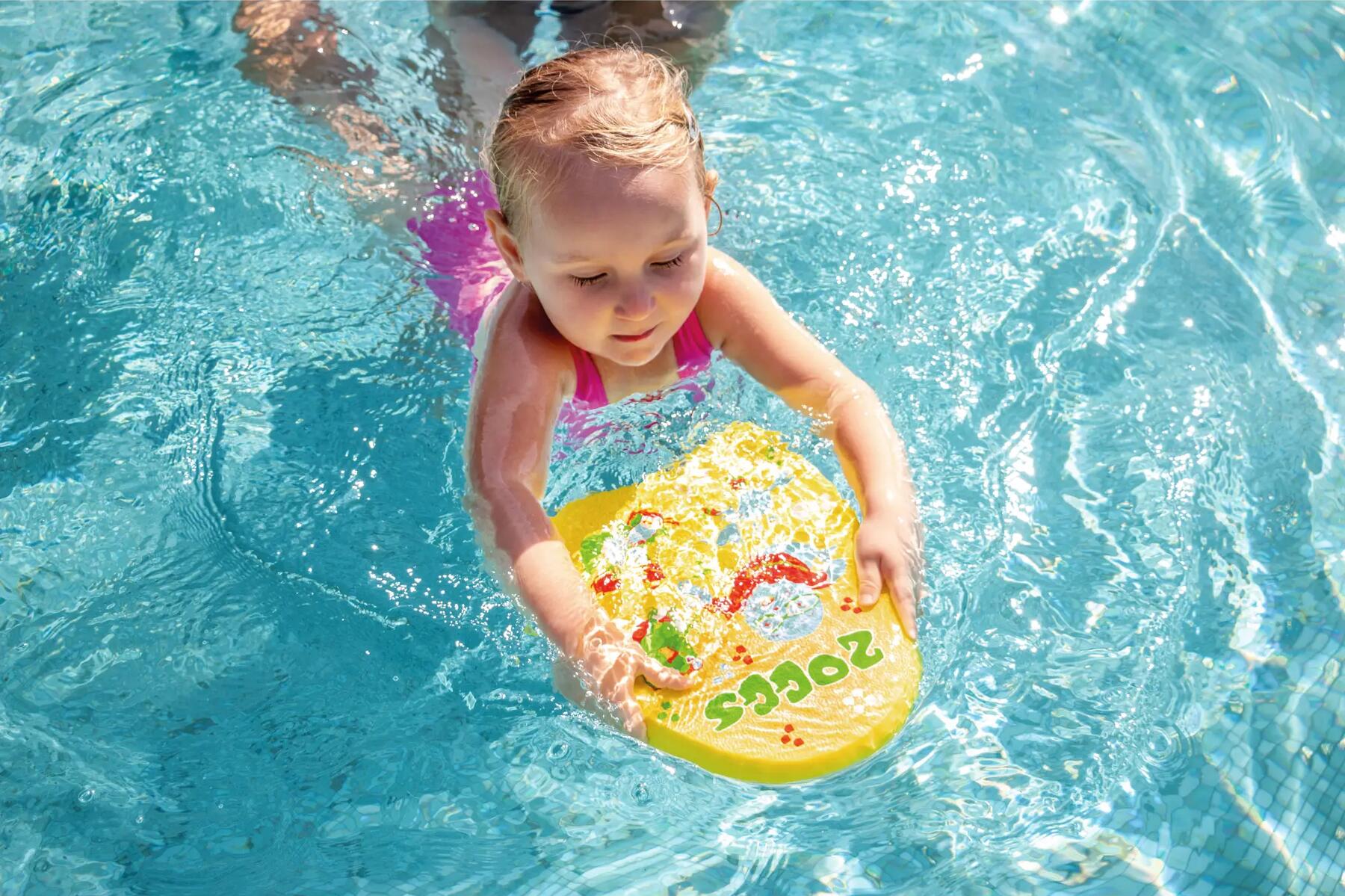 Ein Mädchen trägt Badebekleidung und schwimmt