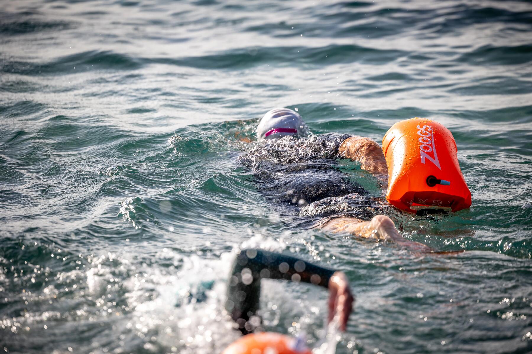 mujer nadando en aguas abiertas