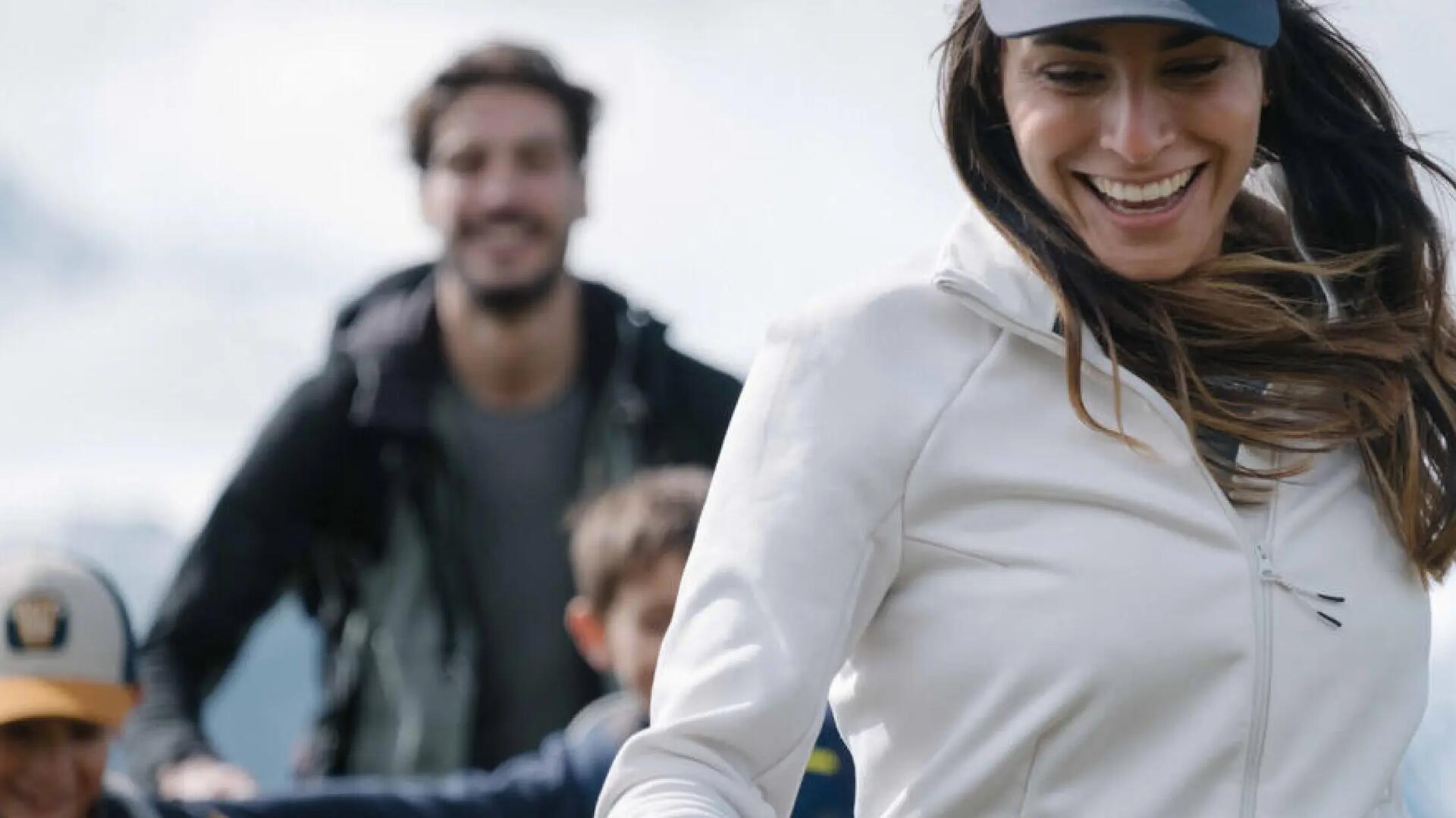 Des enfants qui courent sur une piste d'athlétisme